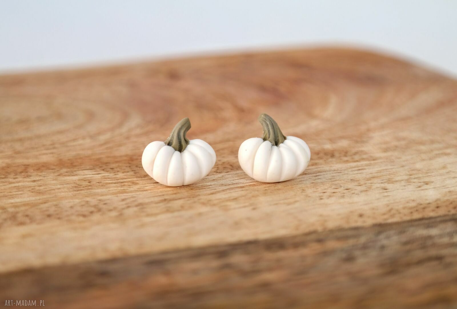 Białe dynie - minimalistyczne kolczyki sztyfty handmade na jesień i Halloween
