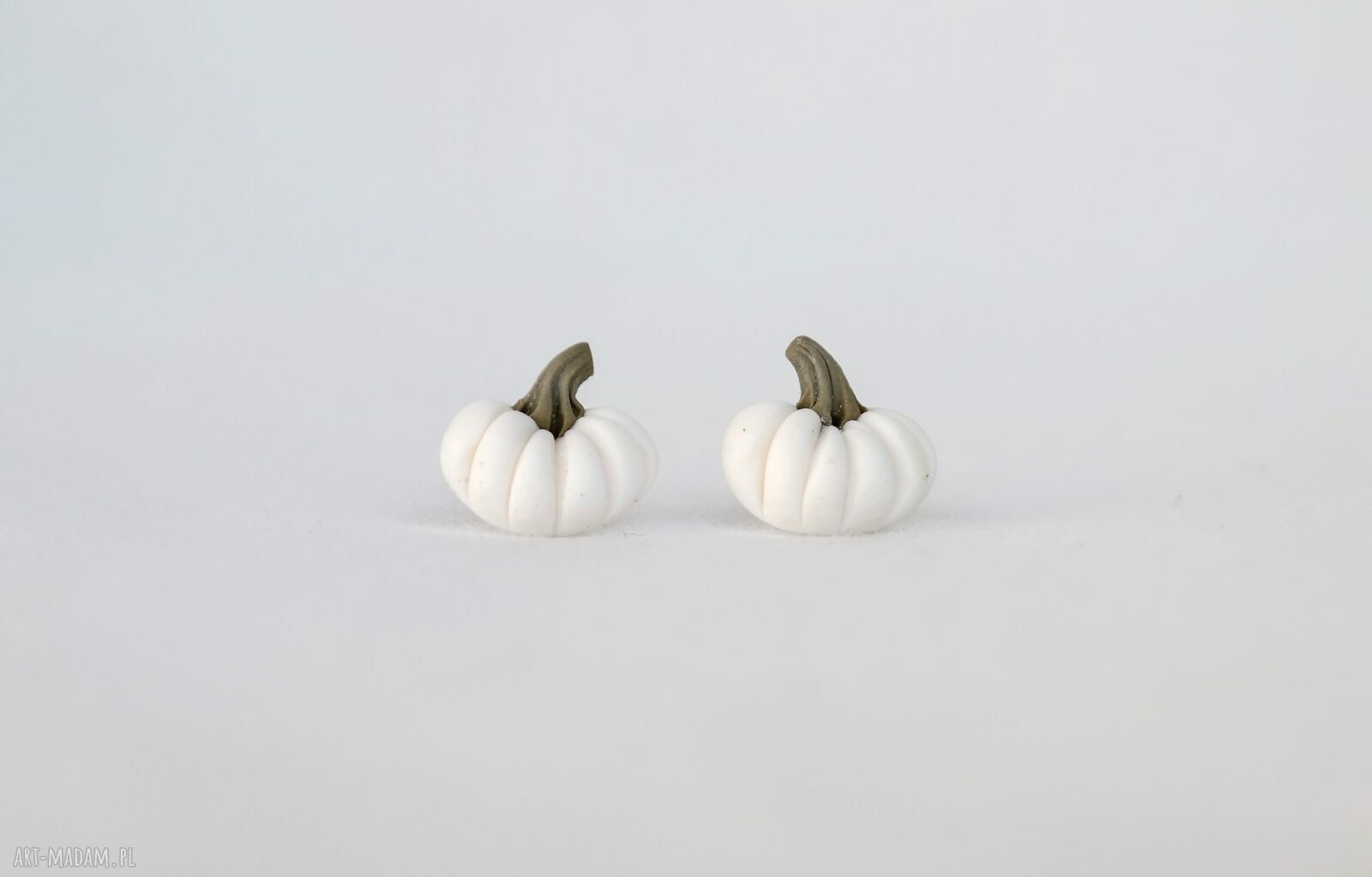 Białe dynie - minimalistyczne kolczyki sztyfty handmade na jesień i Halloween