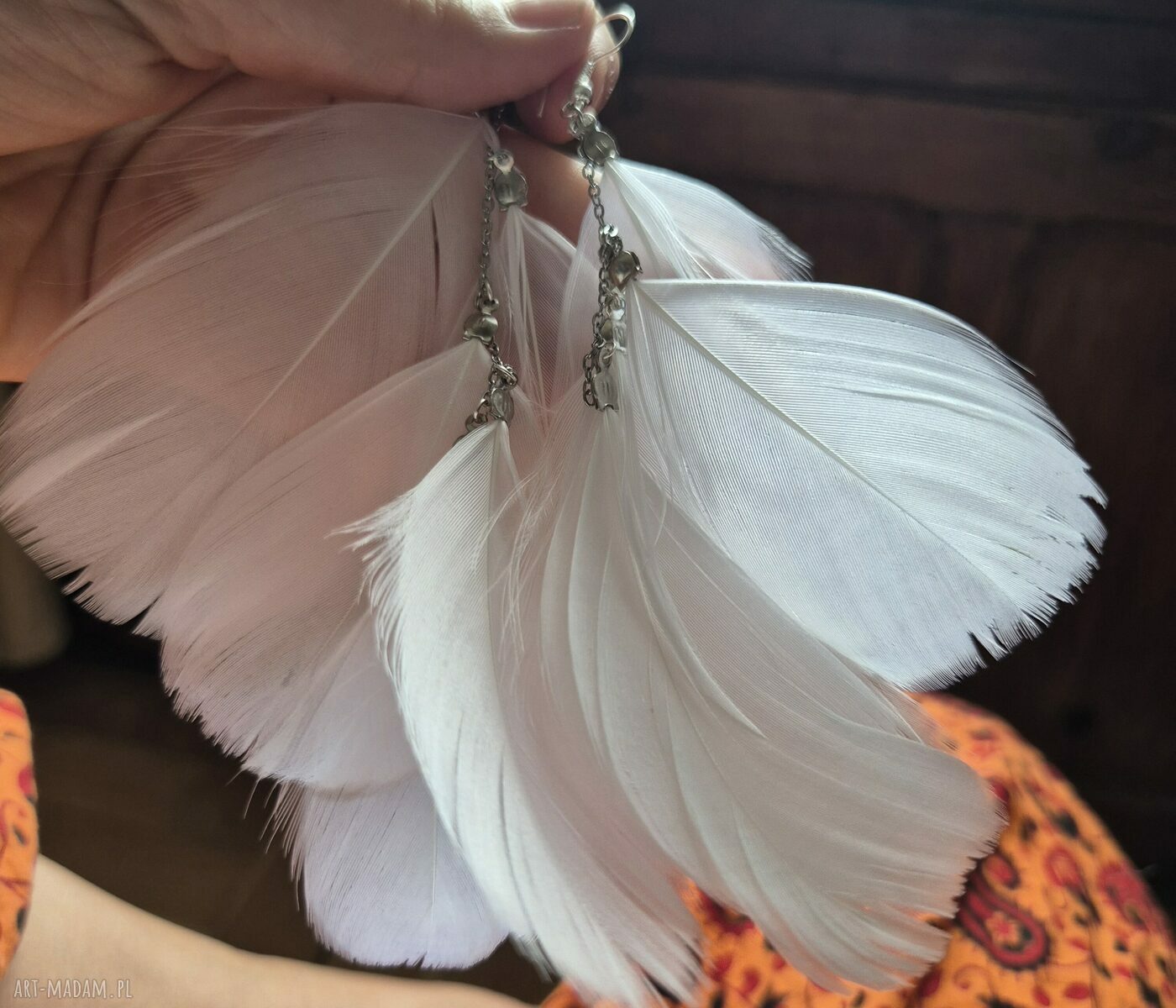 Kolczyki białe pióra leciutkie w stylu boho
