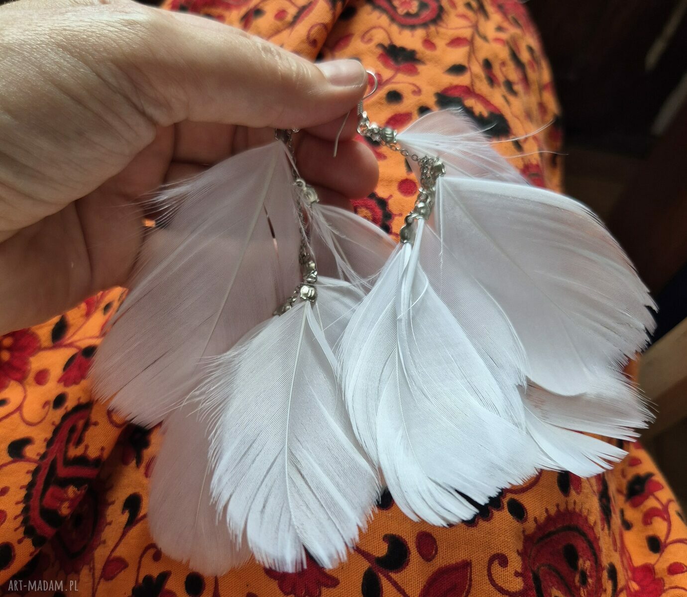 Kolczyki białe pióra leciutkie w stylu boho