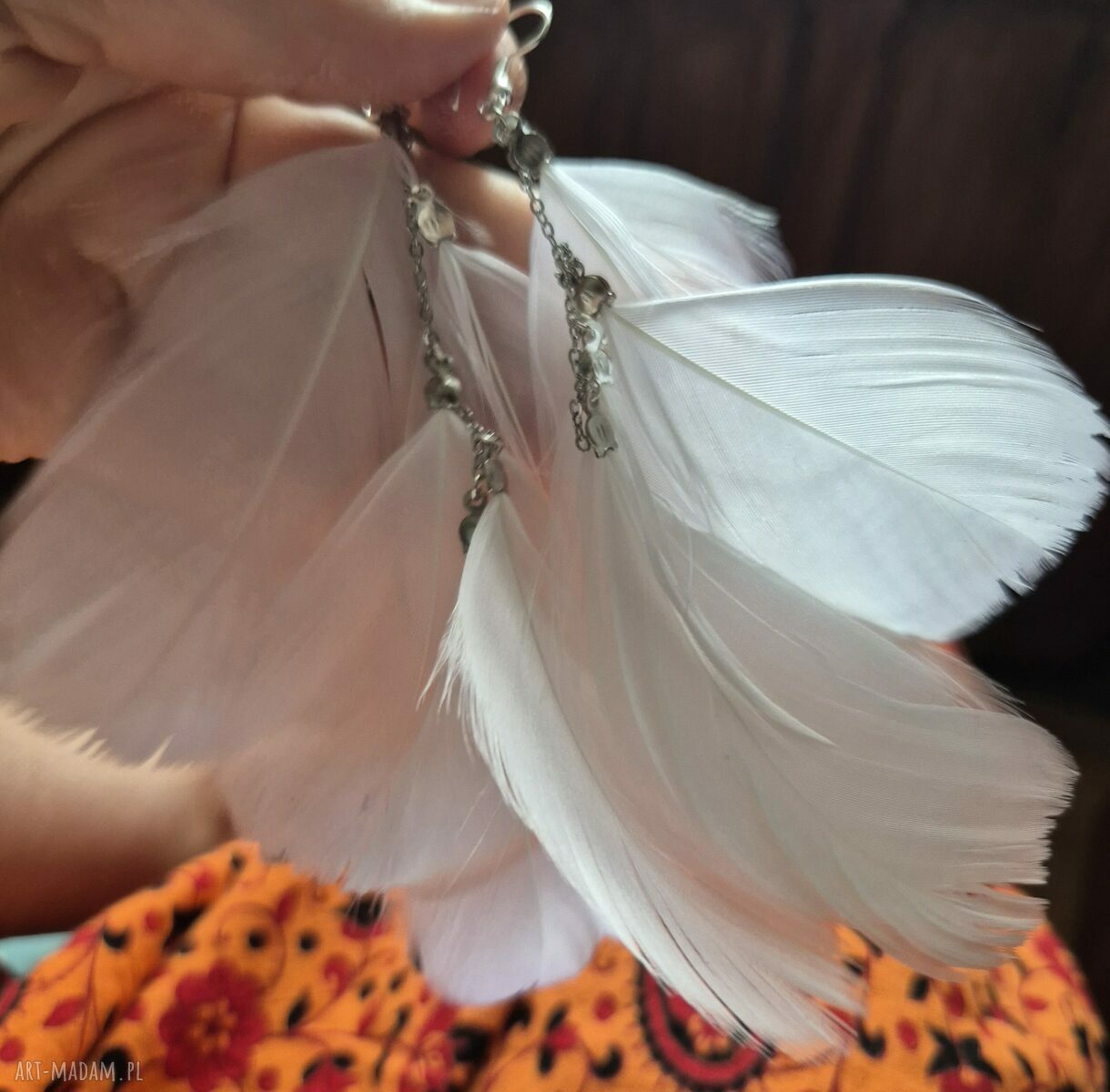 Kolczyki białe pióra leciutkie w stylu boho