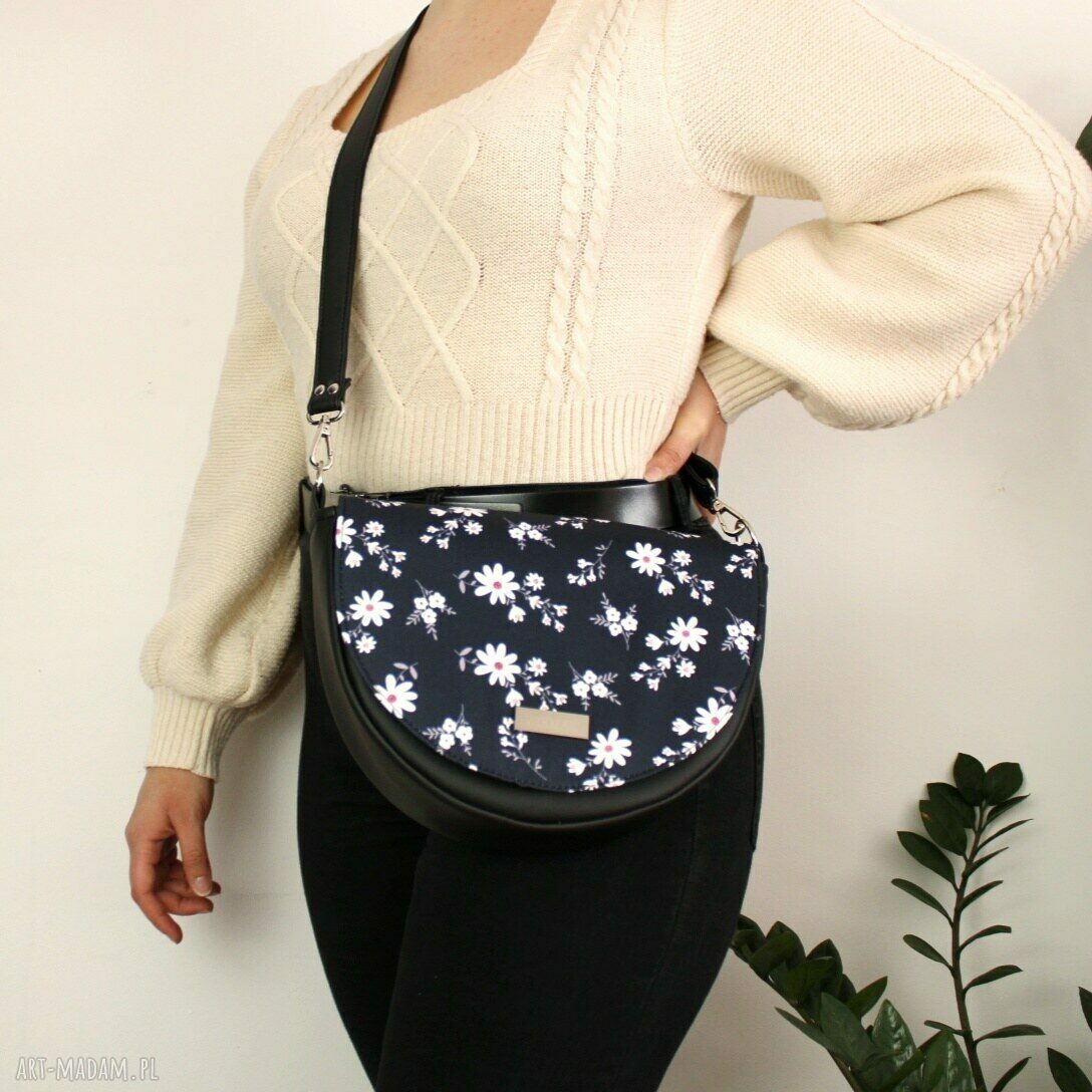 na ramię: Torebka damska Erin z klapką w kwiatuszki na granatowym ręcznie zrobione