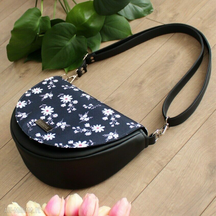 na ramię: Torebka damska Erin z klapką w kwiatuszki na granatowym ręcznie zrobione