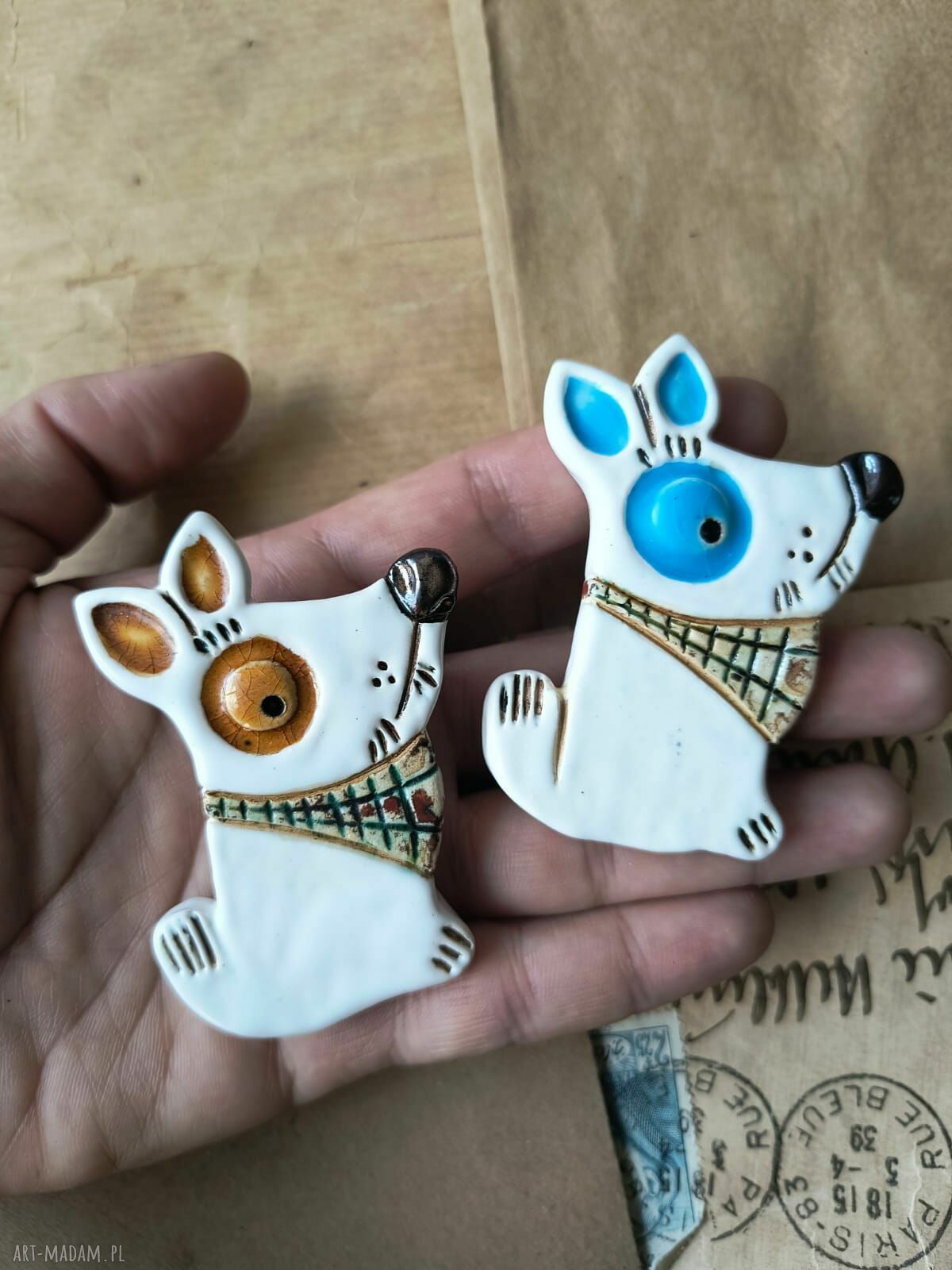 Białe pieski - ceramiczna broszka z gliny szamotowej