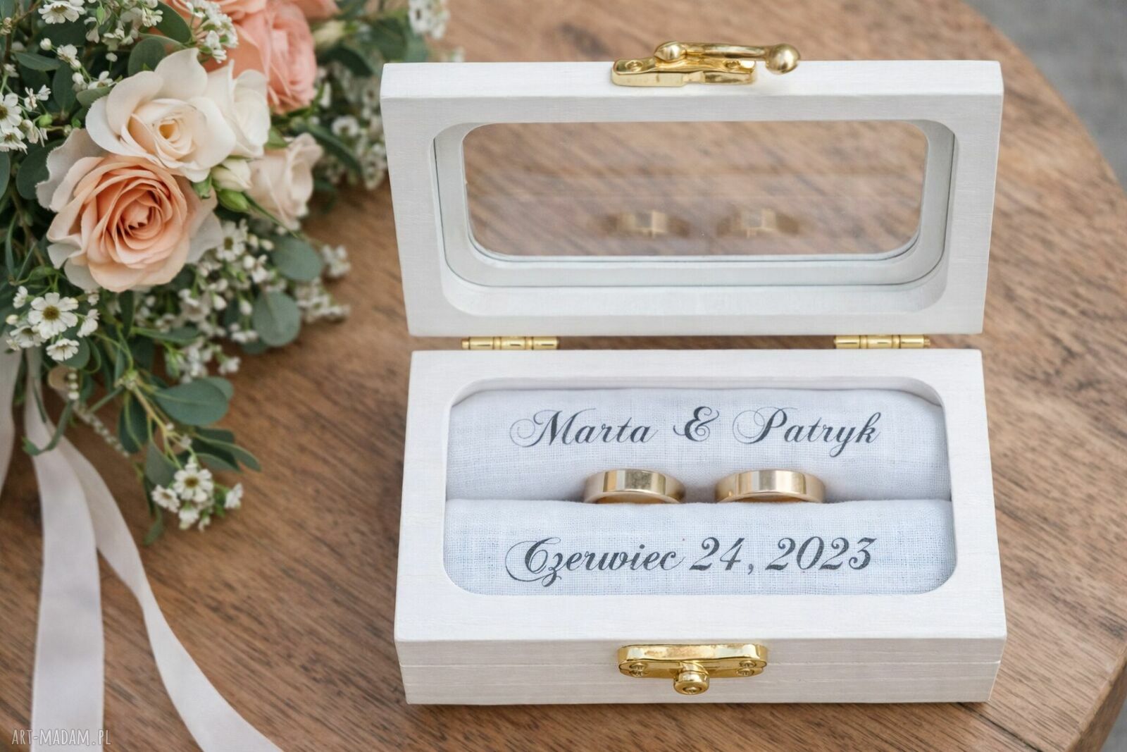 Białe pudełko na obrączki z okienkiem - personalizowane, drewniane, ręcznie robione