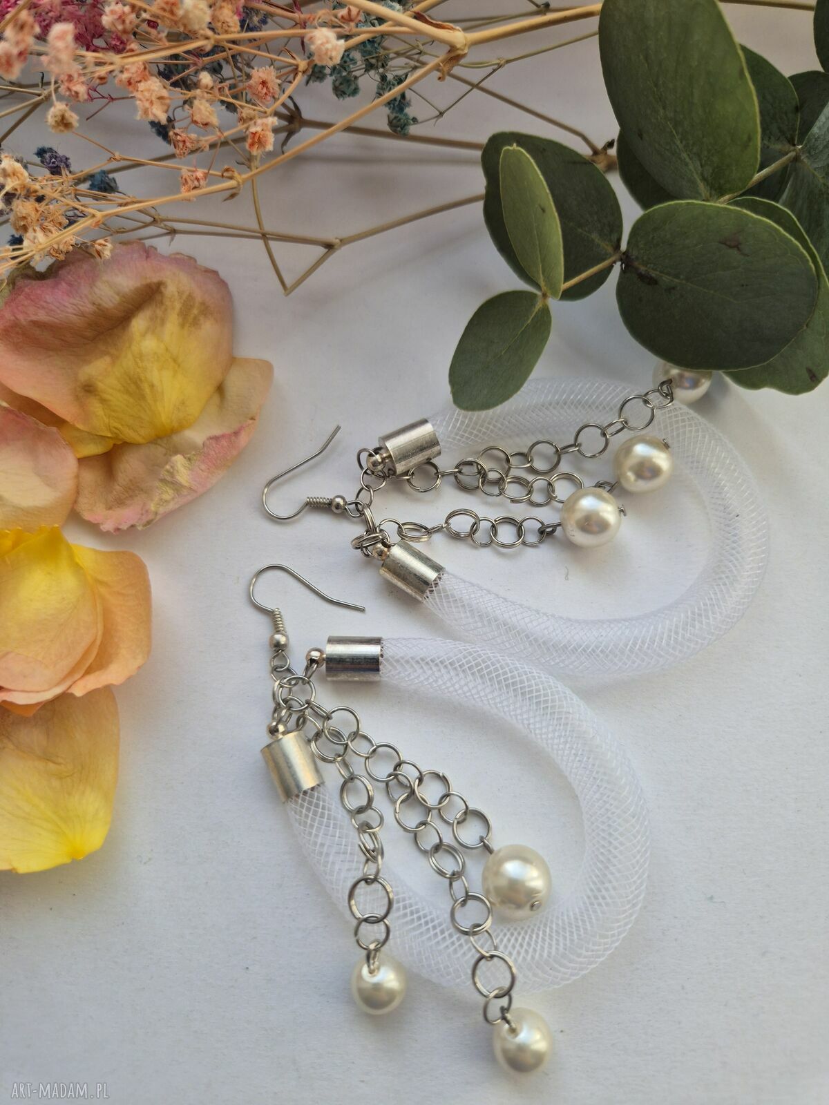Białe siateczkowe kolczyki BOH - lekkie boho handmade