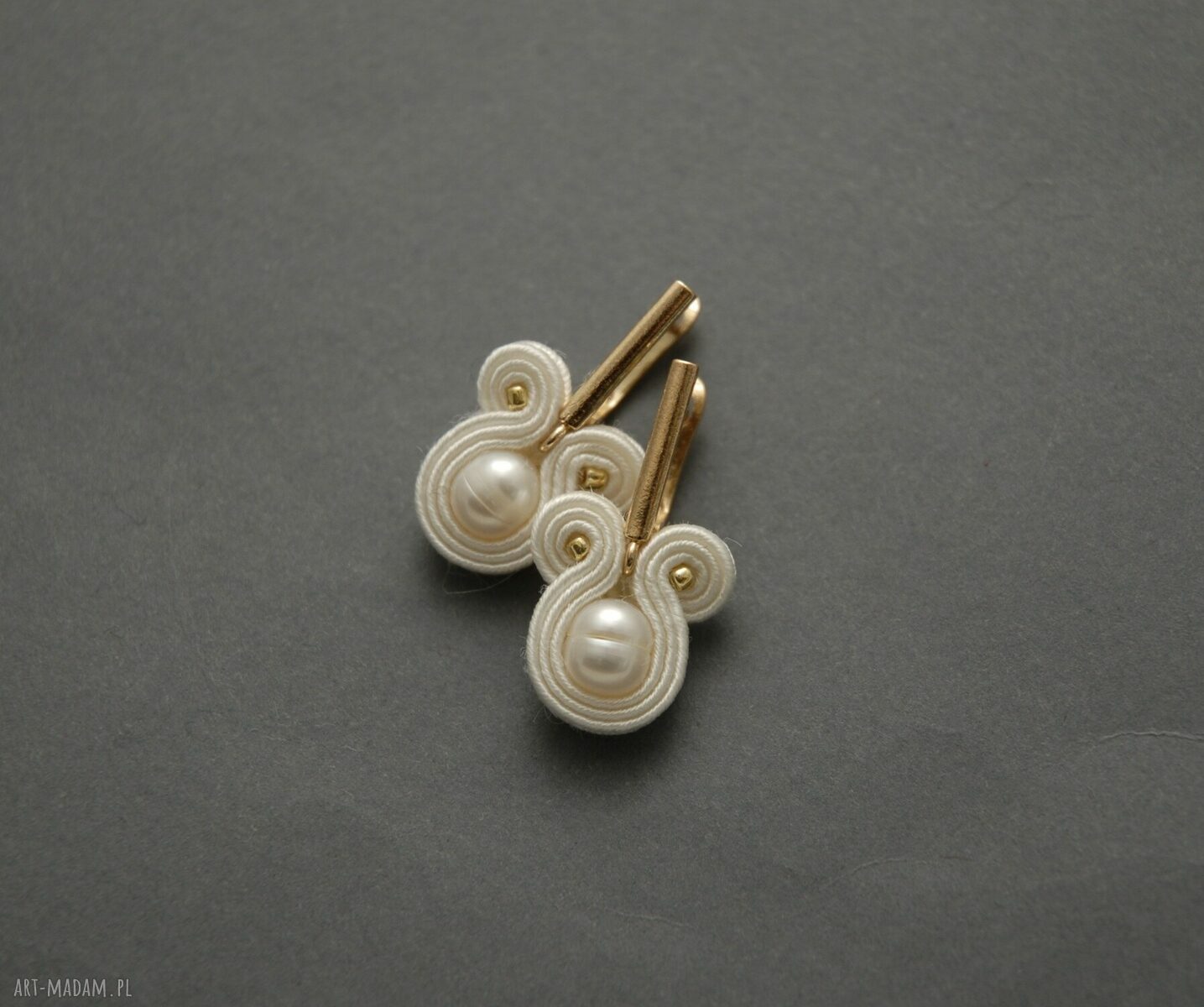 Białe kolczyki sutasz z perłami słodkowodnymi - eleganckie handmade