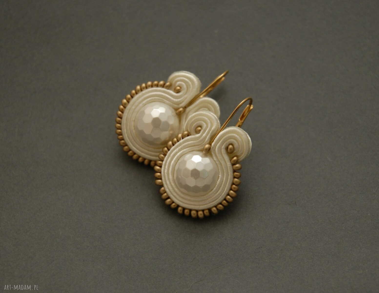 Białe kolczyki sutasz - delikatny haft soutache z koralikami
