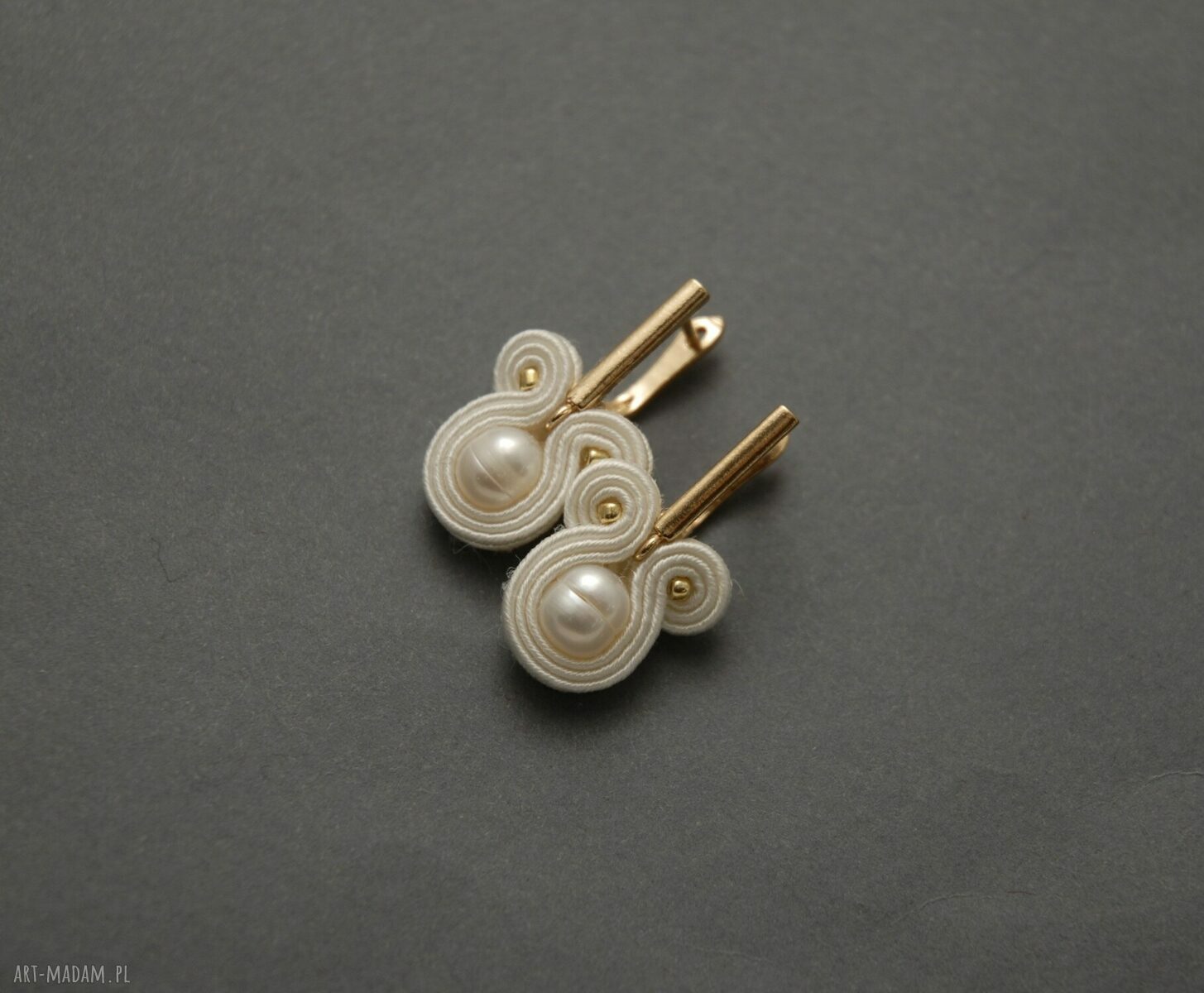 Białe kolczyki sutasz z perłami słodkowodnymi - eleganckie handmade