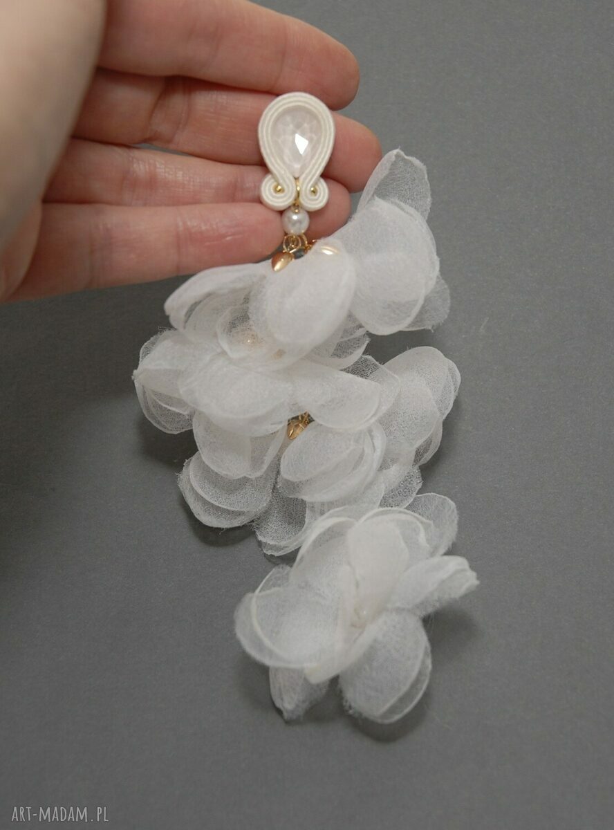 Białe kolczyki sutasz z dużymi kwiatami