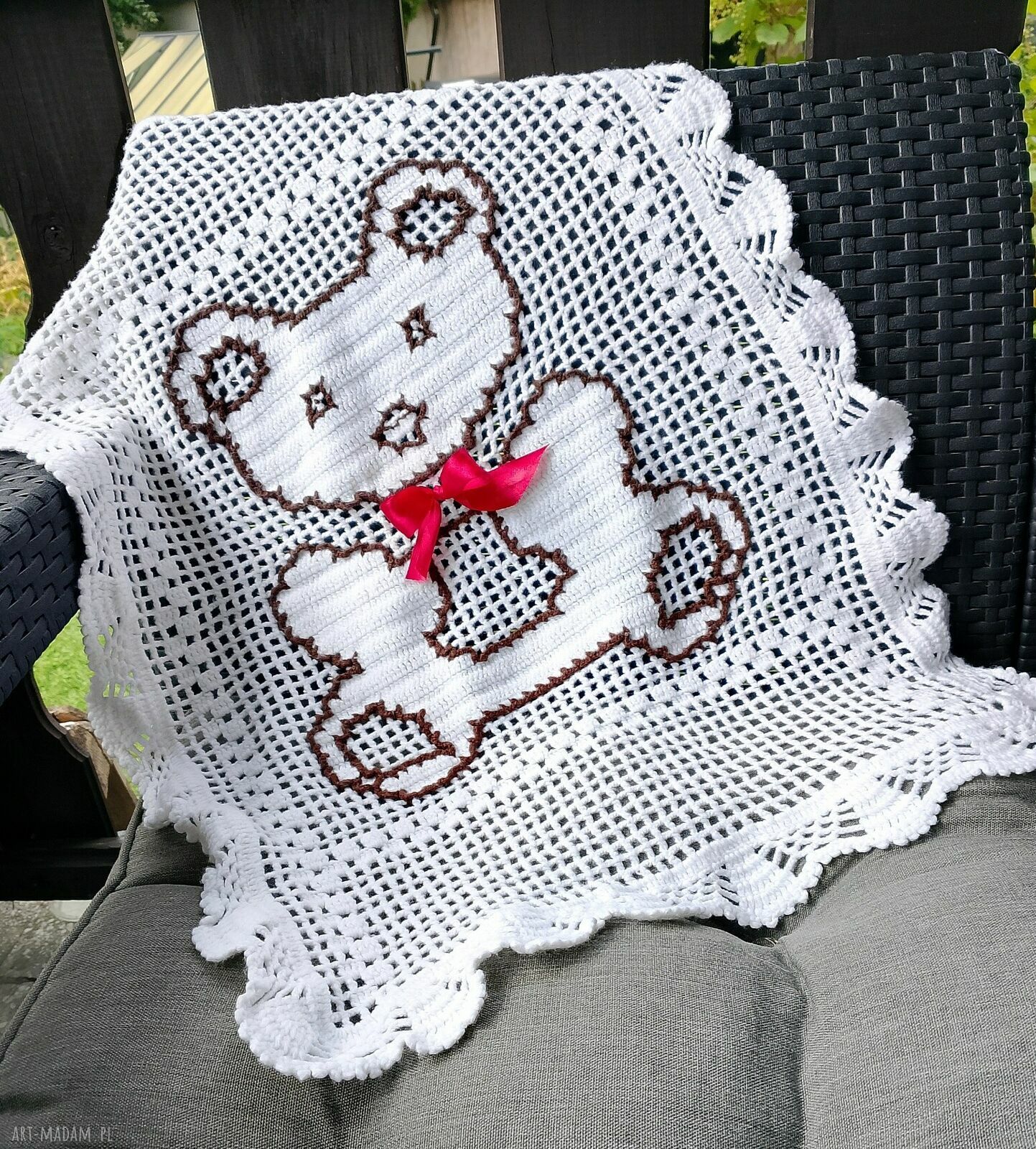 Biały kocyk z misiem dla dziecka do wózka - ręcznie wykonany 50x70 cm