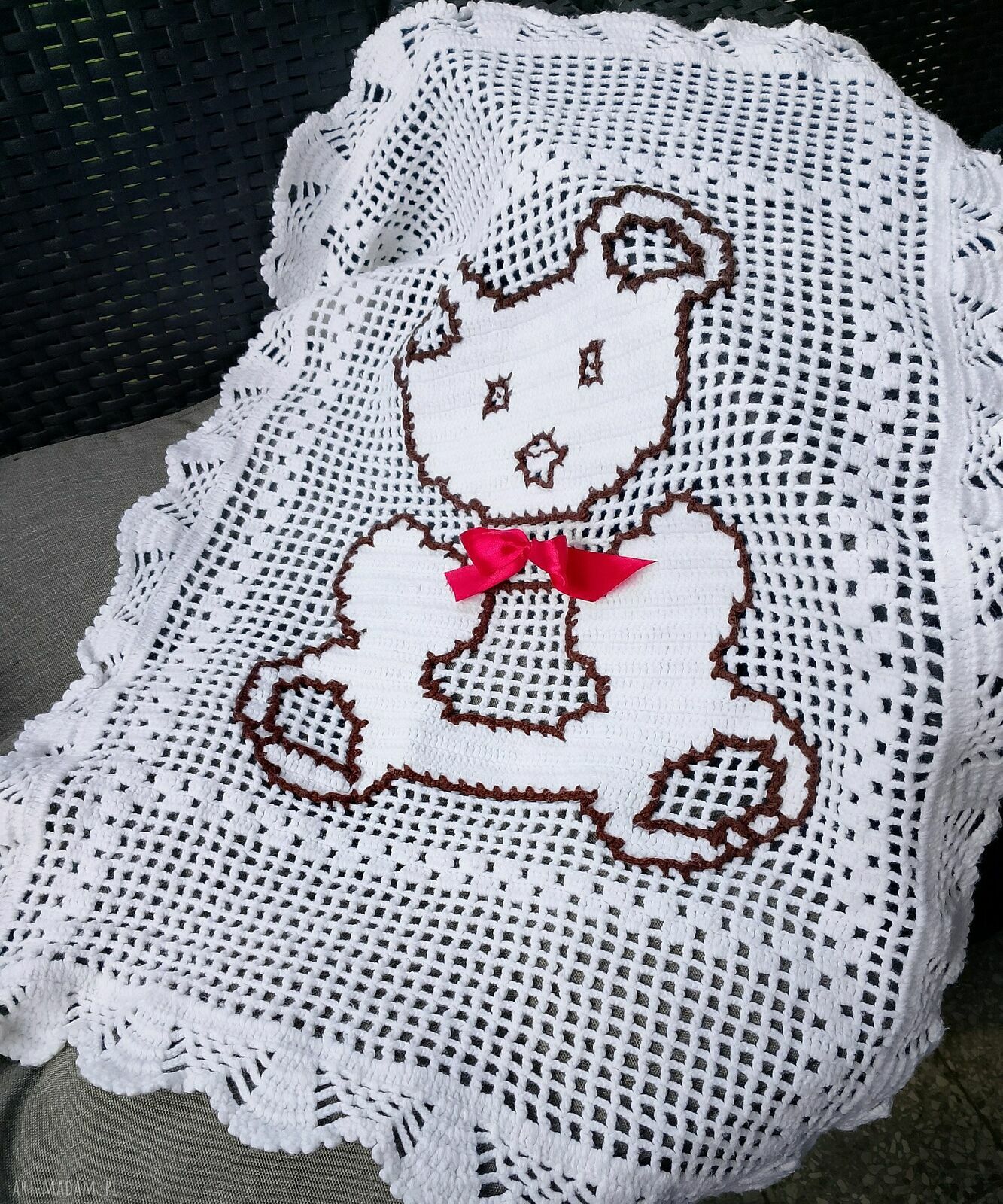 Biały kocyk z misiem dla dziecka do wózka - ręcznie wykonany 50x70 cm