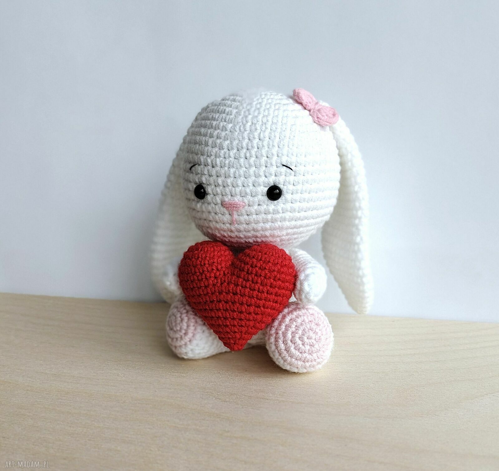 Biały króliczek z czerwonym serduszkiem - szydełkowa maskotka handmade