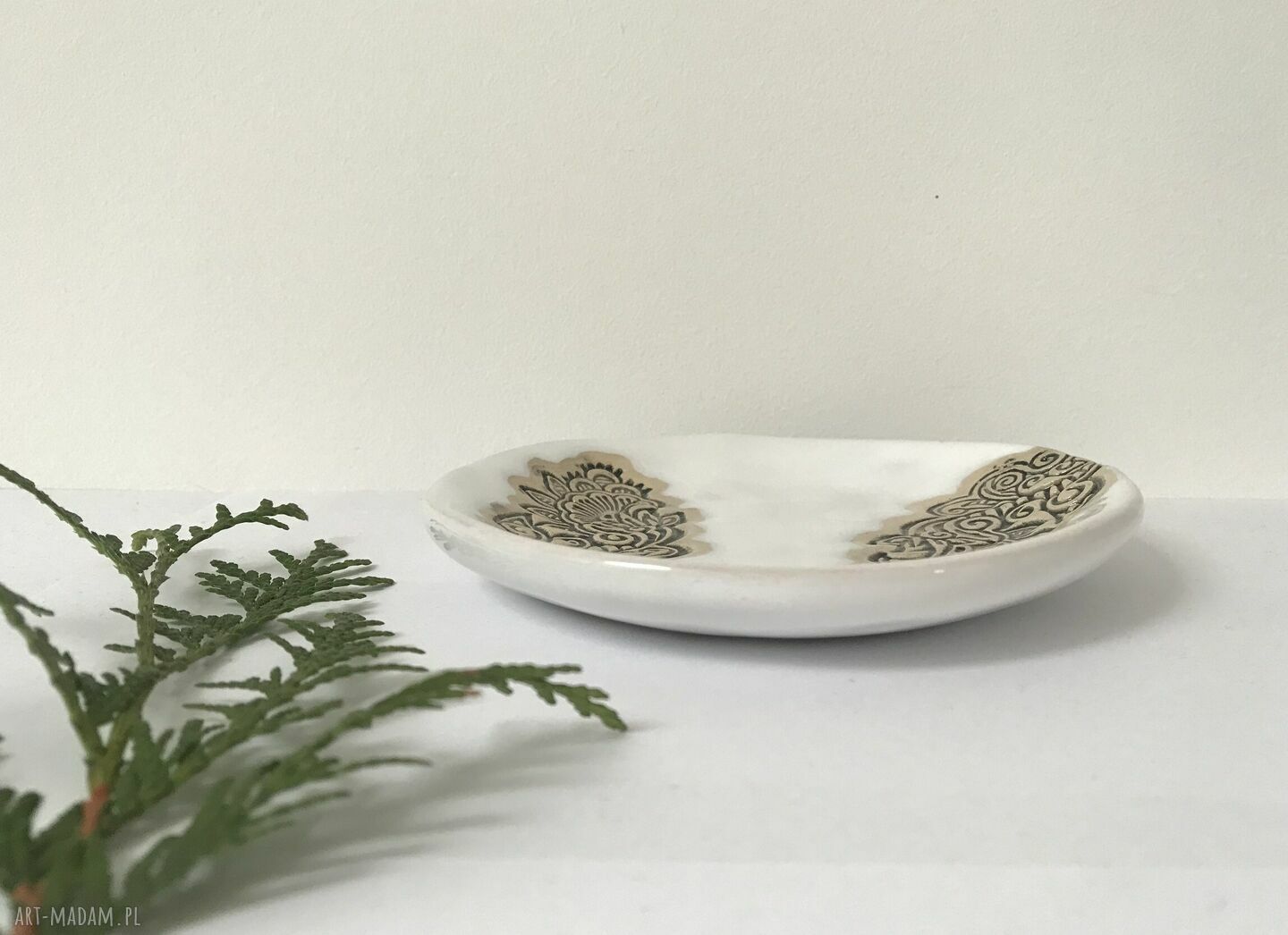 Biały talerzyk ceramiczny w etniczne wzory