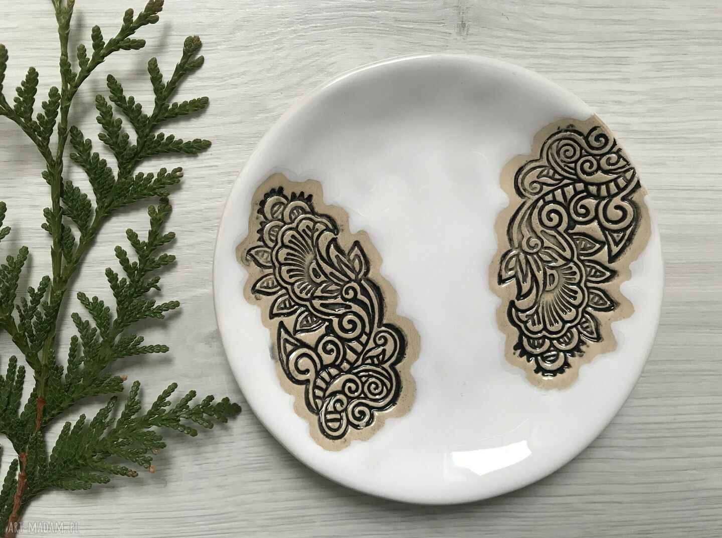 Biały talerzyk ceramiczny w etniczne wzory