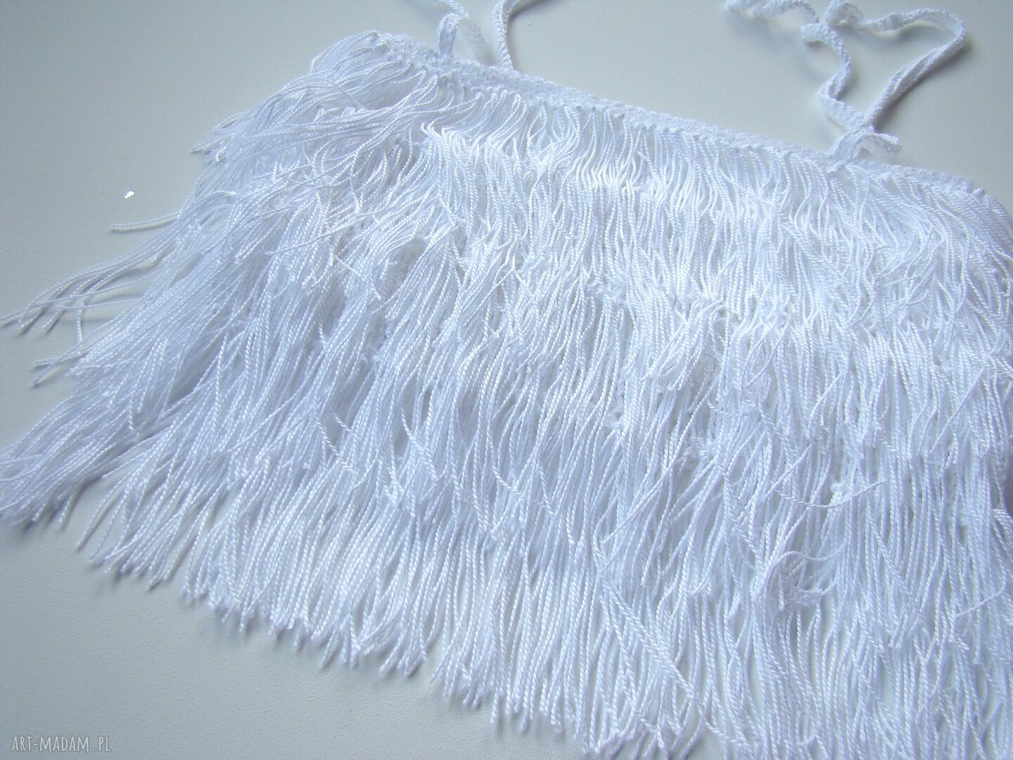 Biały top z frędzlami na ramiączkach - letnia bluzka handmade