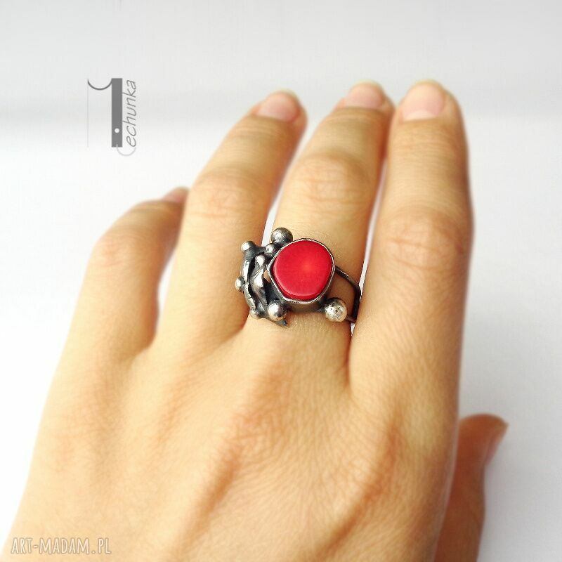 pierścionki: Biedroneczki są w kropeczki - i truskawki też srebrny pierścionek z koralem