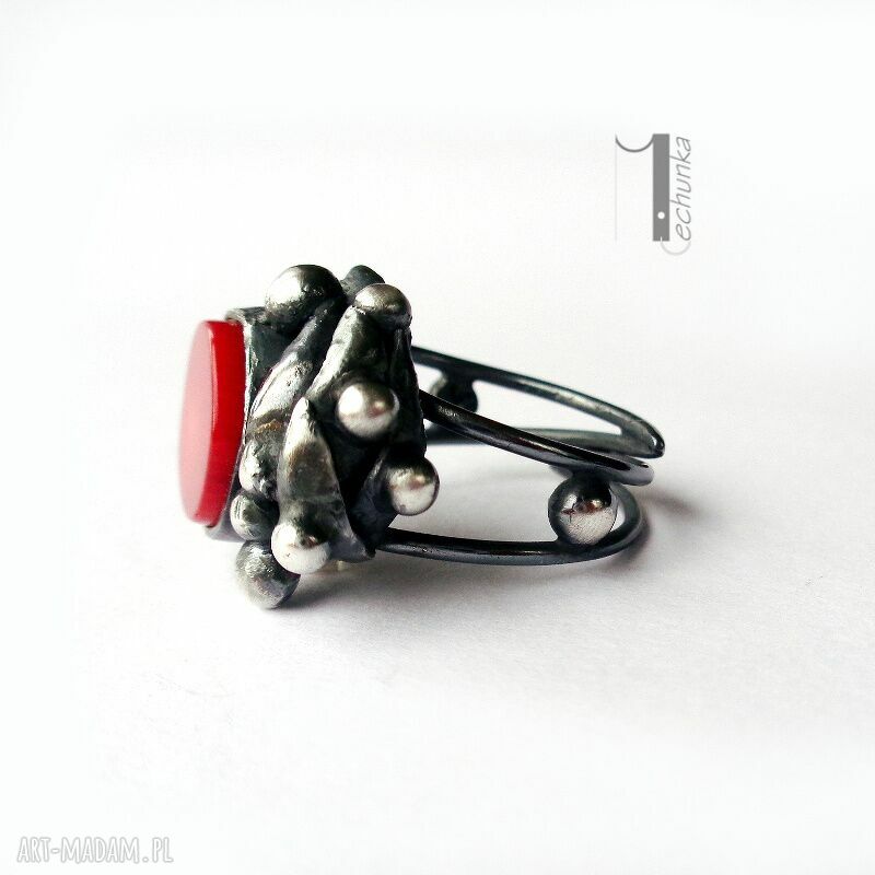 pierścionki: Biedroneczki są w kropeczki - i truskawki też srebrny pierścionek z koralem