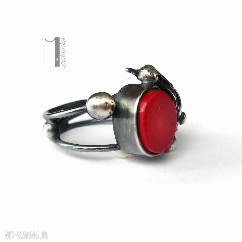 pierścionki: Biedroneczki są w kropeczki - i truskawki też srebrny pierścionek z koralem