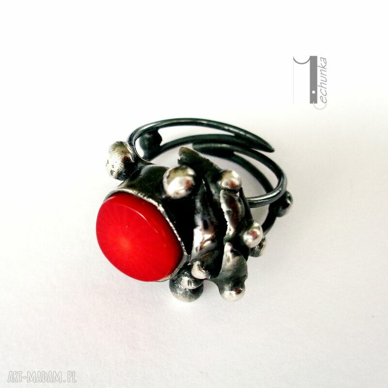 pierścionki: Biedroneczki są w kropeczki - i truskawki też srebrny pierścionek z koralem