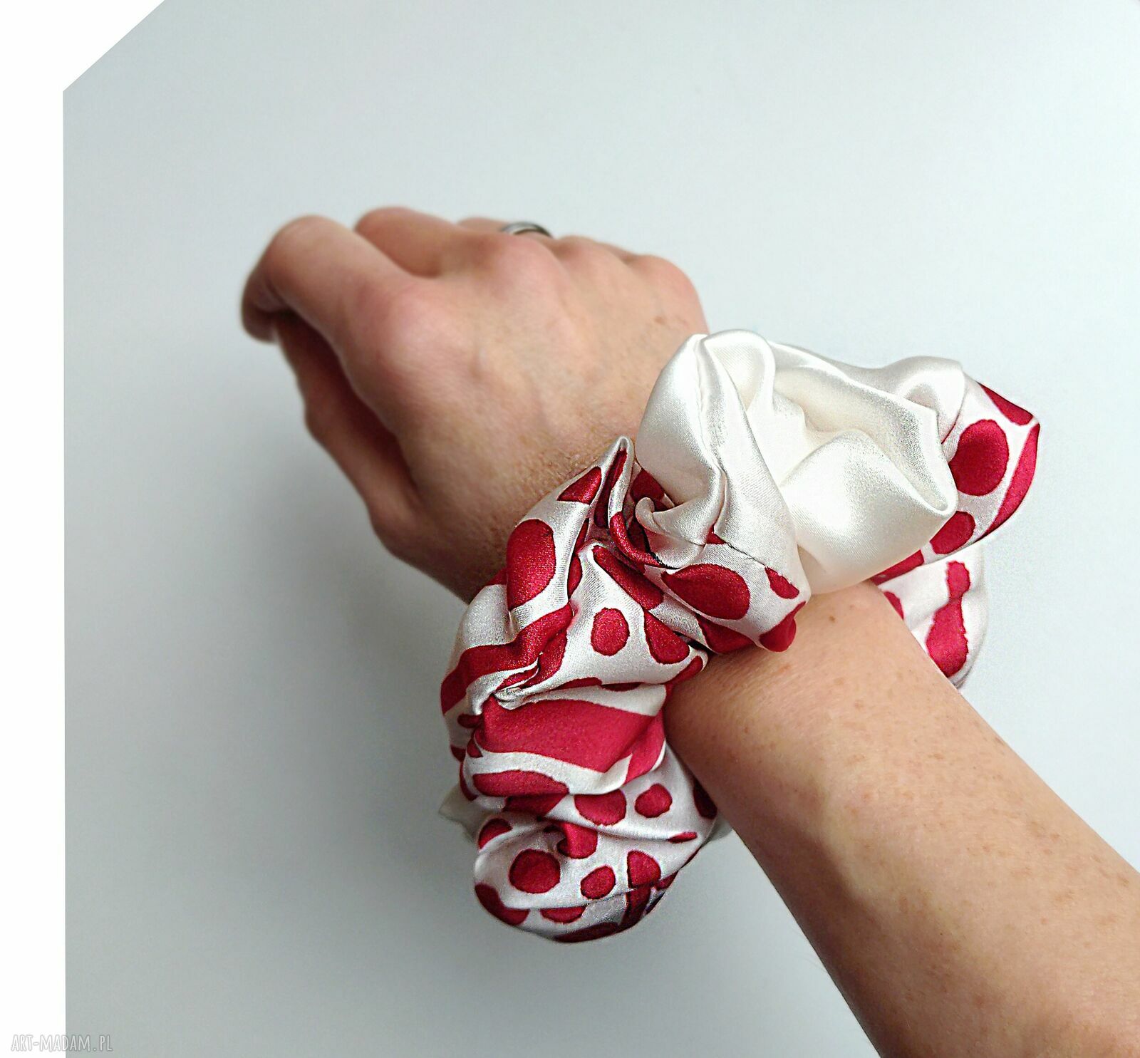 Biel i czerwień - zestaw jedwabnych scrunchie (3 szt.)