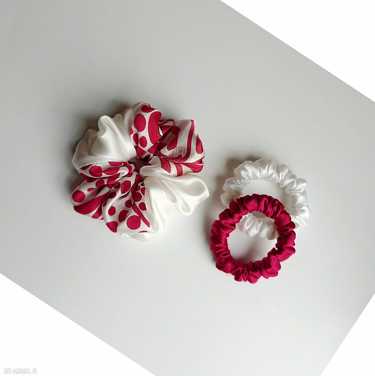Biel i czerwień - zestaw jedwabnych scrunchie 3 szt.
