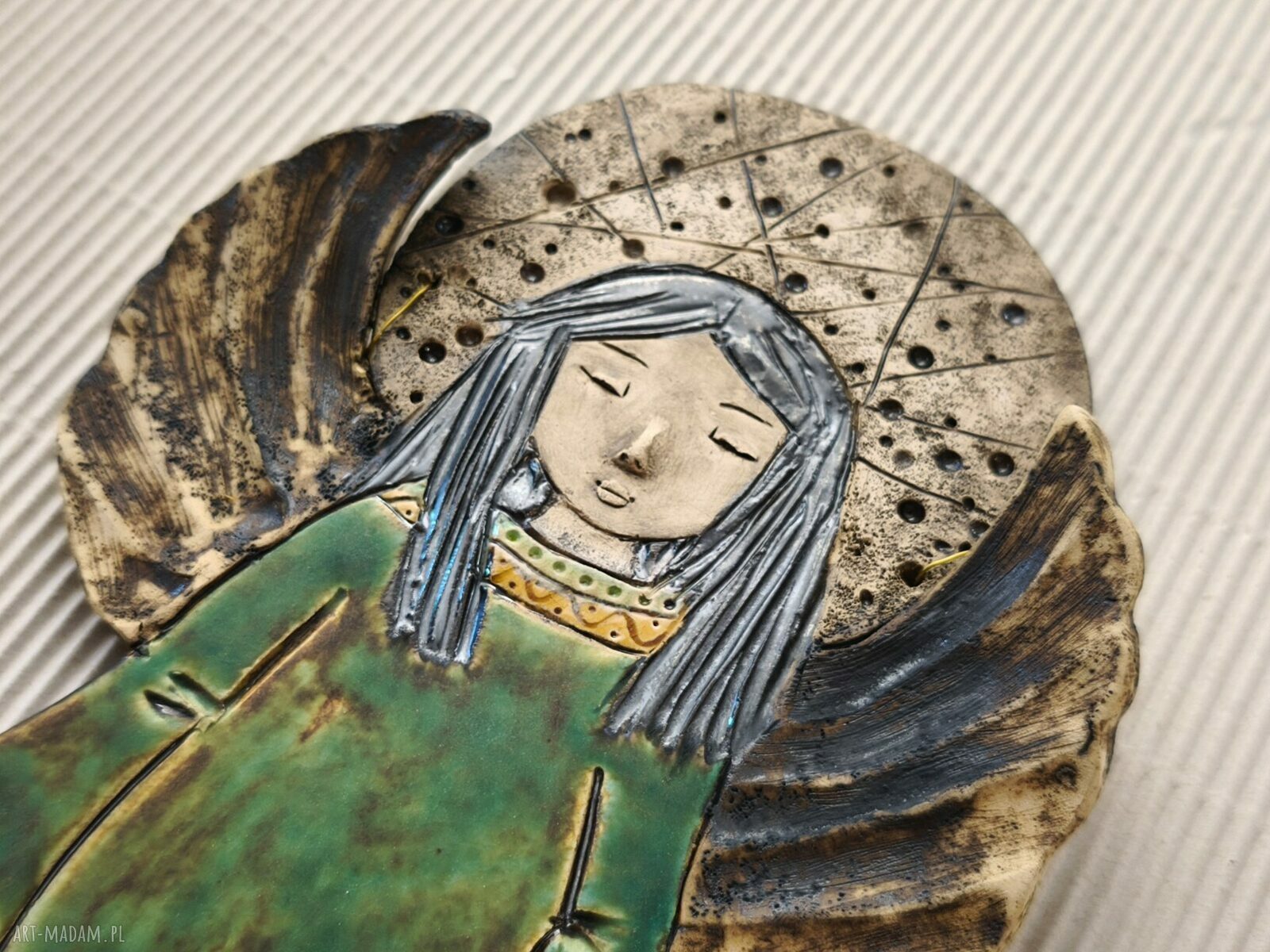 Bieszczadzki anioł ceramiczny z kotkiem i kwiatami - dekoracja do zawieszenia
