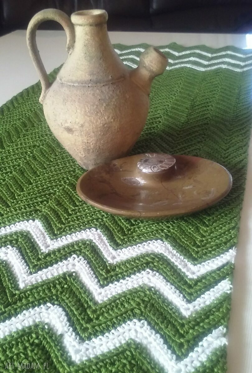 Bieżnik 30 cm x 70 cm z koronką - rękodzieło w odcieniach oliwki i bieli