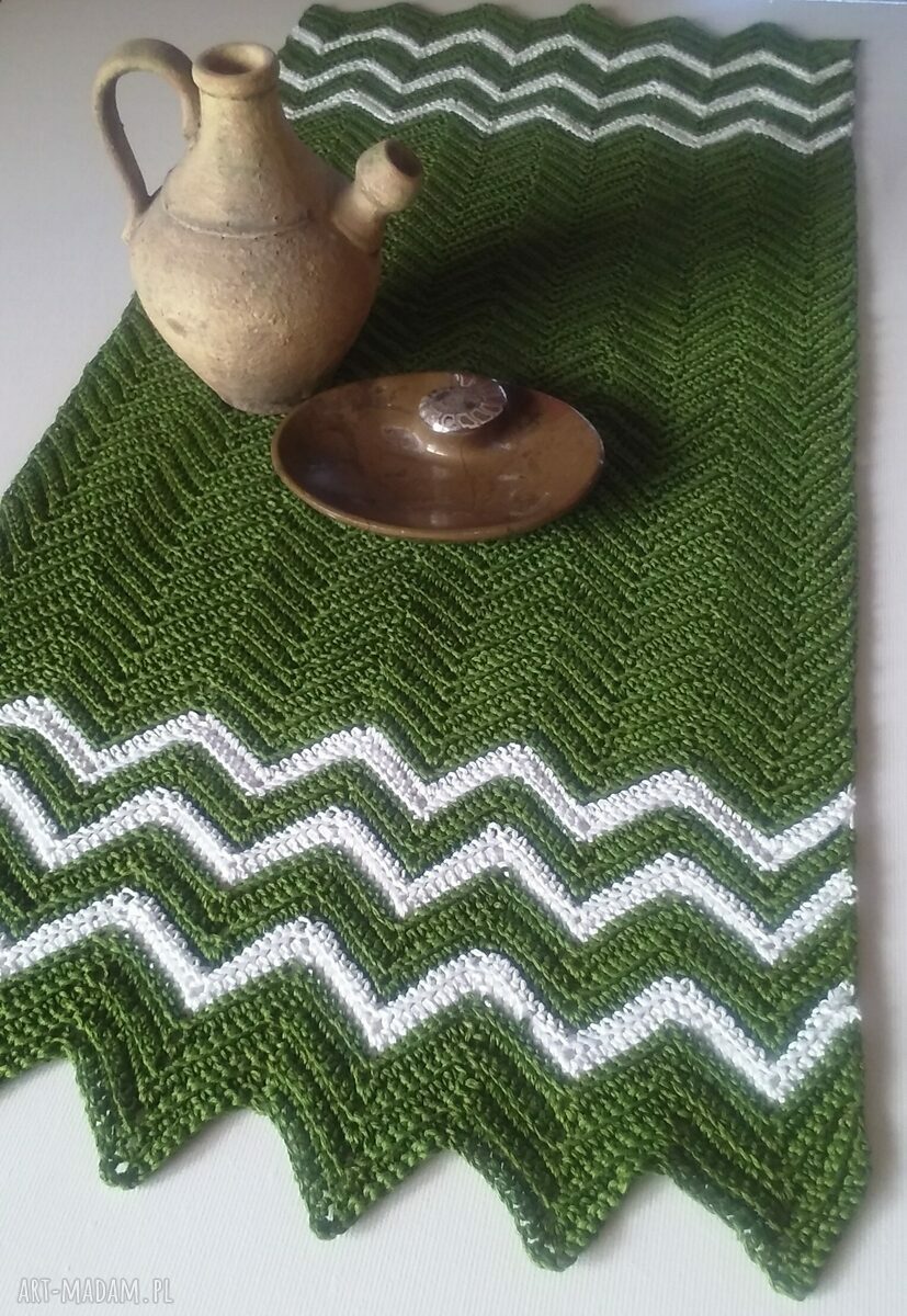 Bieżnik 30 cm x 70 cm z koronką - rękodzieło w odcieniach oliwki i bieli