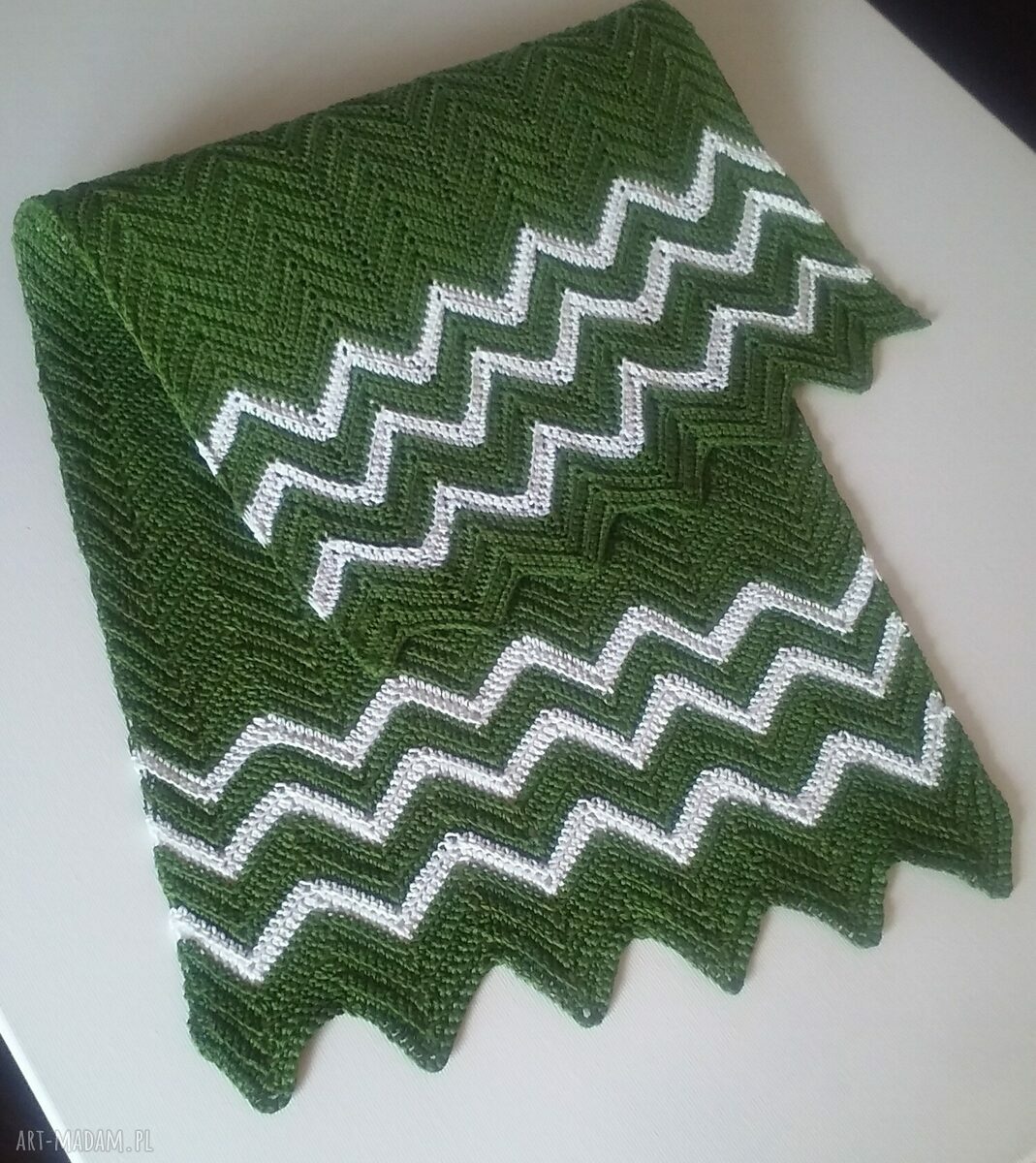 Bieżnik 30 cm x 70 cm z koronką - rękodzieło w odcieniach oliwki i bieli