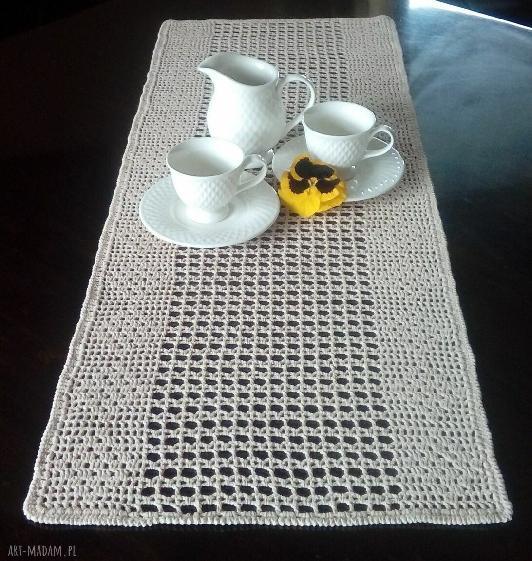 Bieżnik karmelowy z koronki - ręcznie robiony z bawełny 30 x 80 cm
