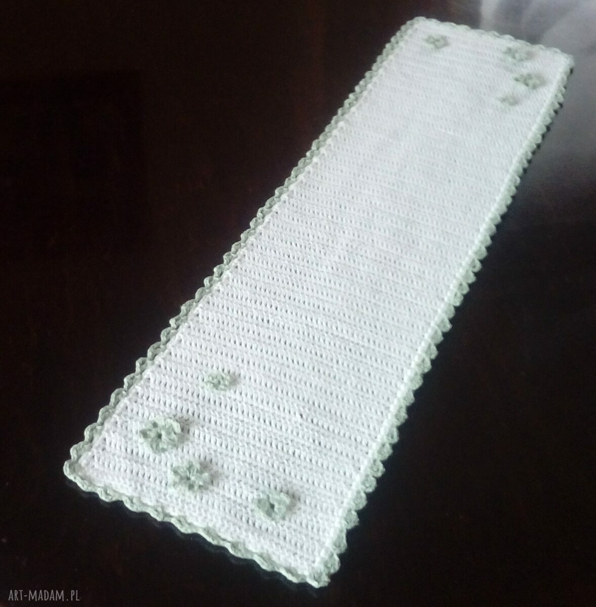 Bieżnik Majowy biało-miętowy 60x16 cm z kwiatami - rękodzieło z bawełny