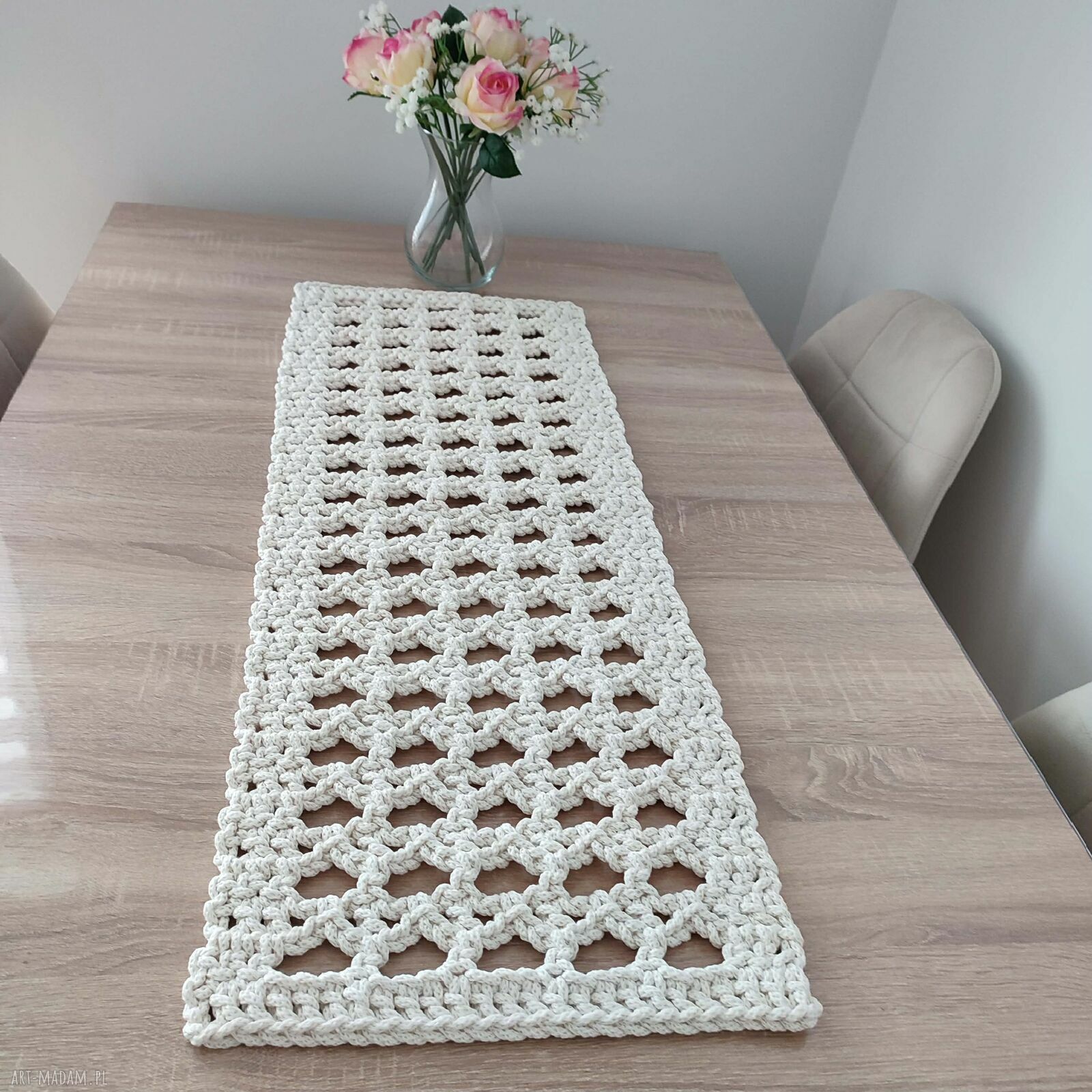 Ręcznie robiony bieżnik prostokątny 32x88 cm ze sznurka szydełkowego