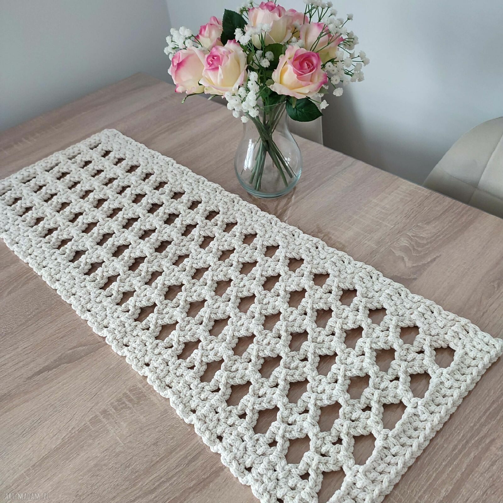 Ręcznie robiony bieżnik prostokątny 32x88 cm ze sznurka szydełkowego