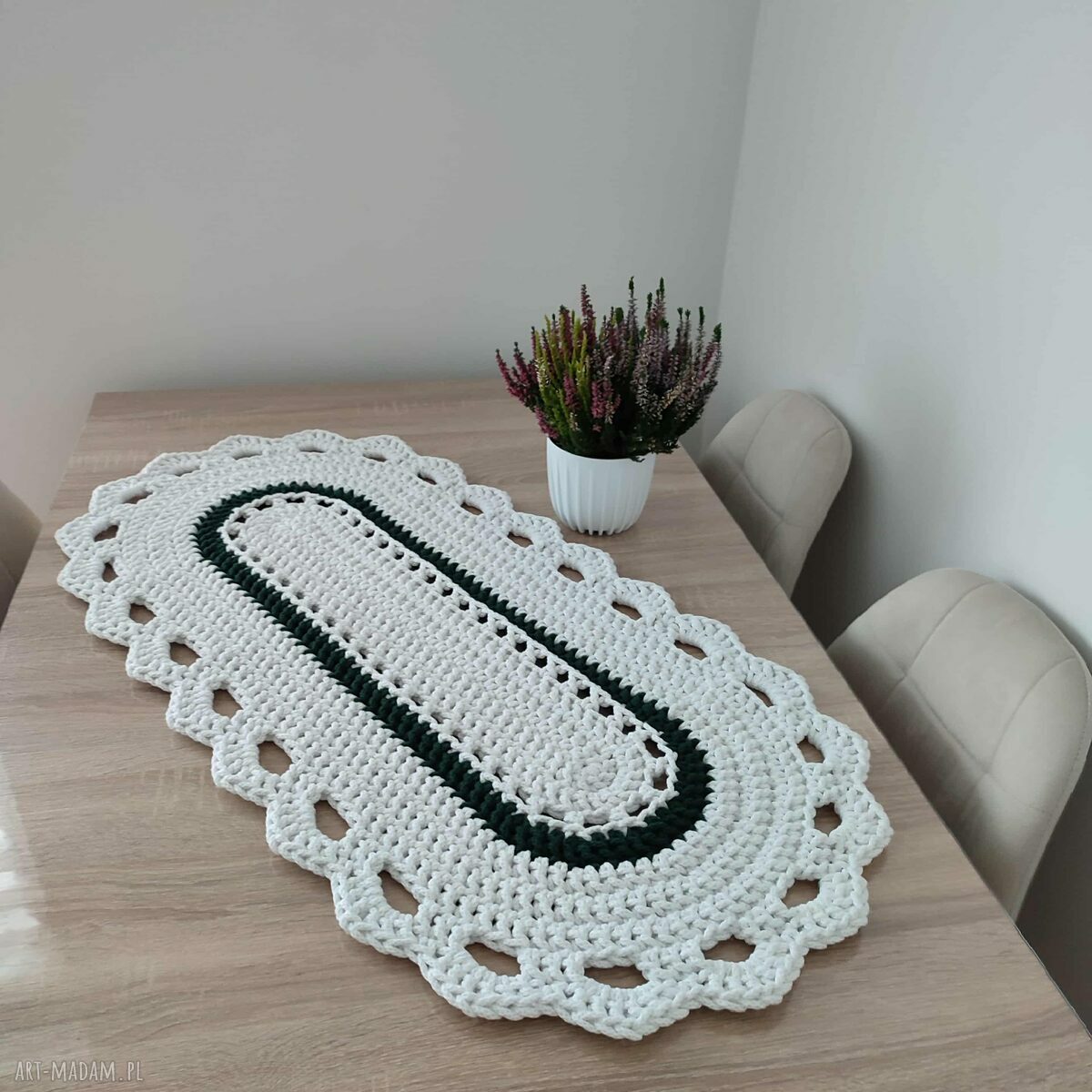 Ręcznie robiony bieżnik szydełkowy owalny 50 x 100 cm ze sznurka bawełnianego