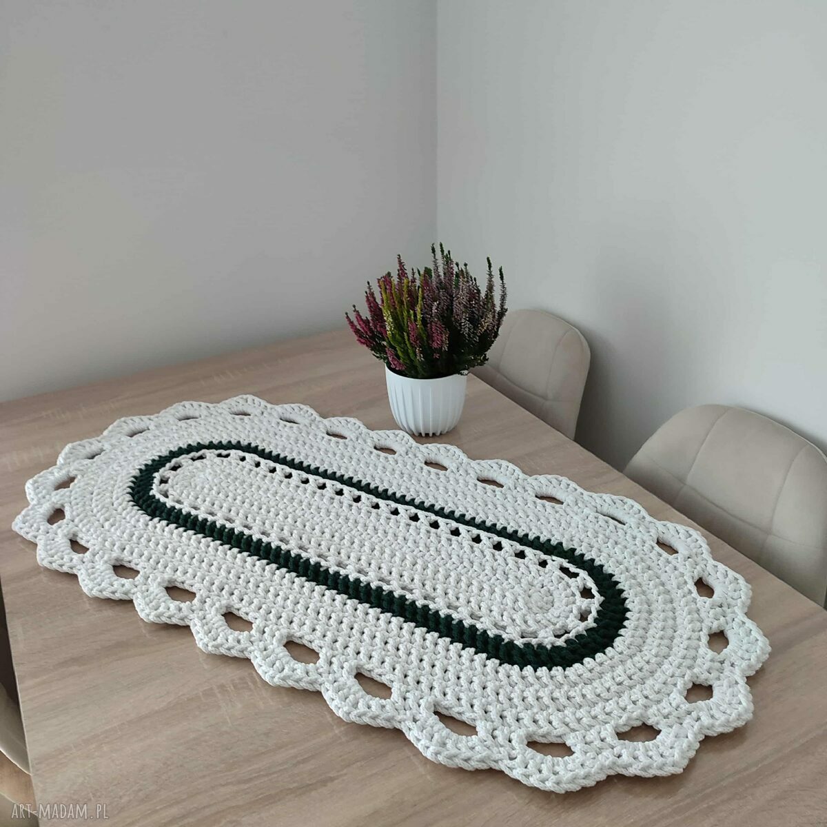 Ręcznie robiony bieżnik szydełkowy owalny 50 x 100 cm ze sznurka bawełnianego