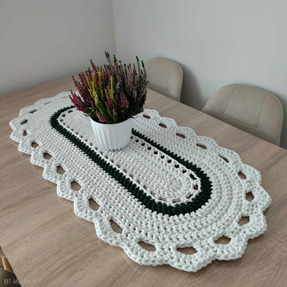 Ręcznie robiony bieżnik szydełkowy owalny 50 x 100 cm ze sznurka bawełnianego