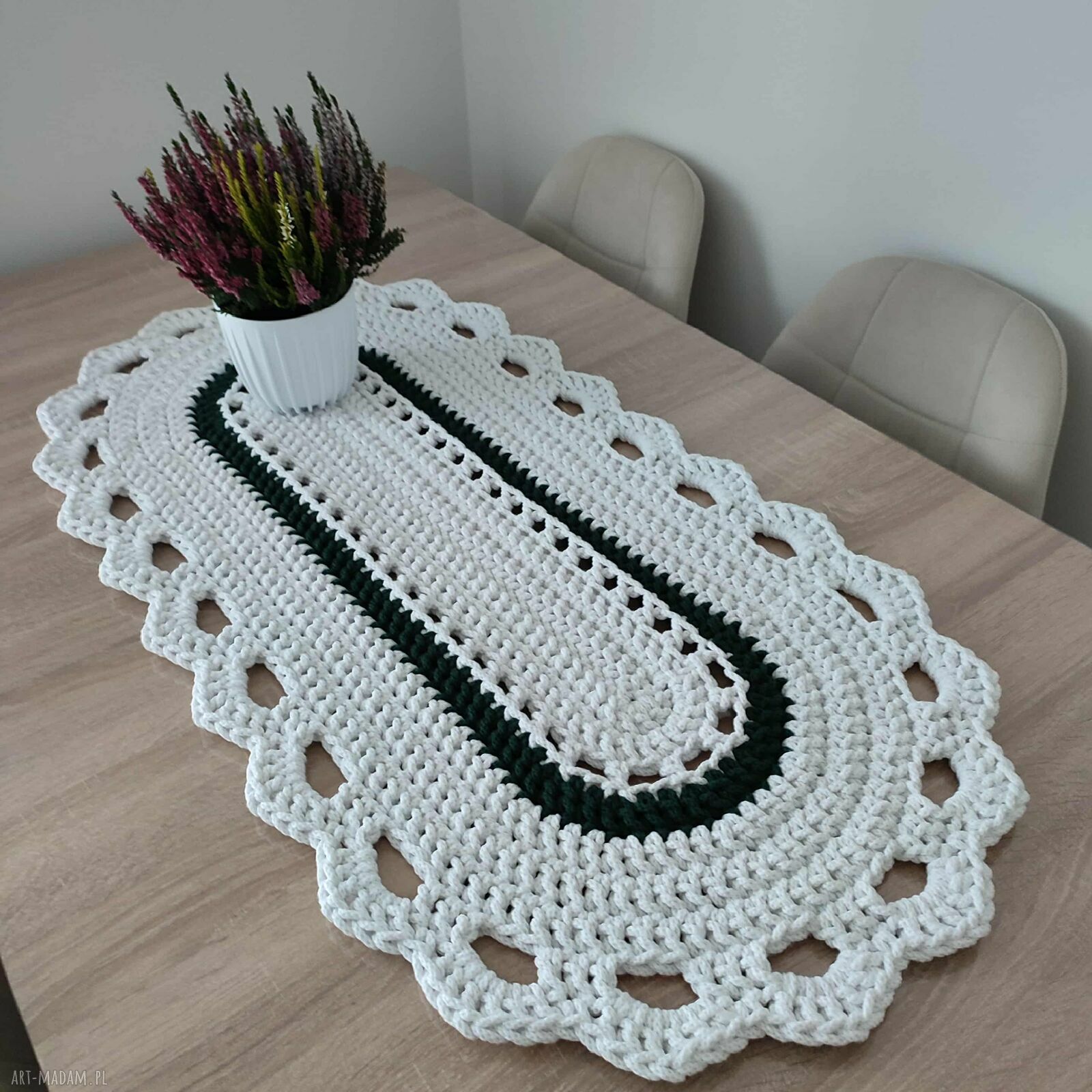 Ręcznie robiony bieżnik szydełkowy owalny 50 x 100 cm ze sznurka bawełnianego