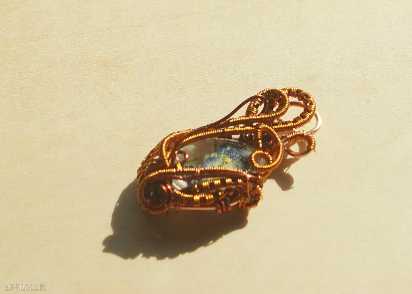 wisiorki: Misterny Fiołek zawieszka z żywicy i miedzi ręcznie wykonane