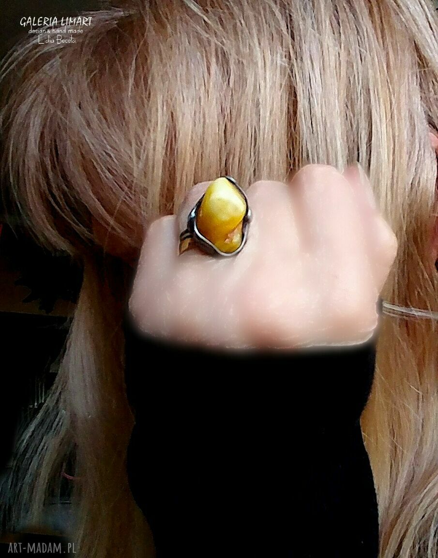 Mleczny bursztyn bałtycki - unikatowy pierścionek Tiffany