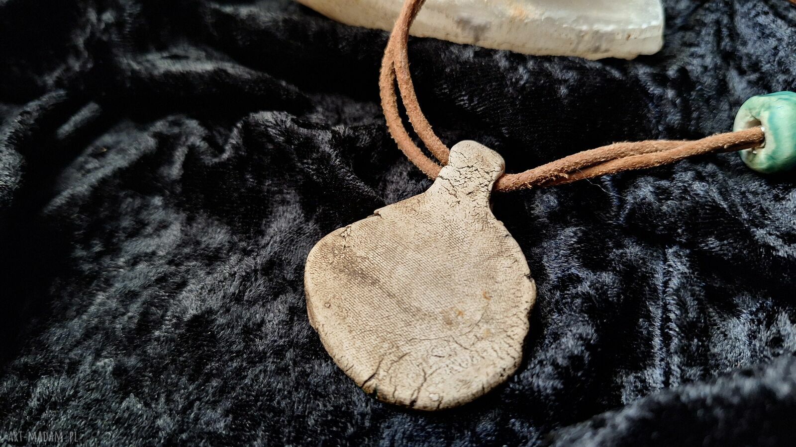 Ceramiczny wisior amulet Runa Berkano (Wzrost i Nowe Początki)