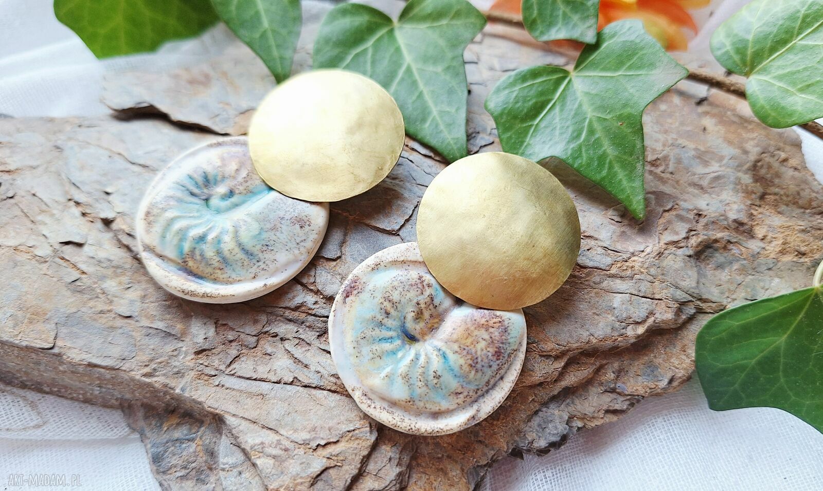 Kolczyki ceramiczne muszle i mosiężne koła boho