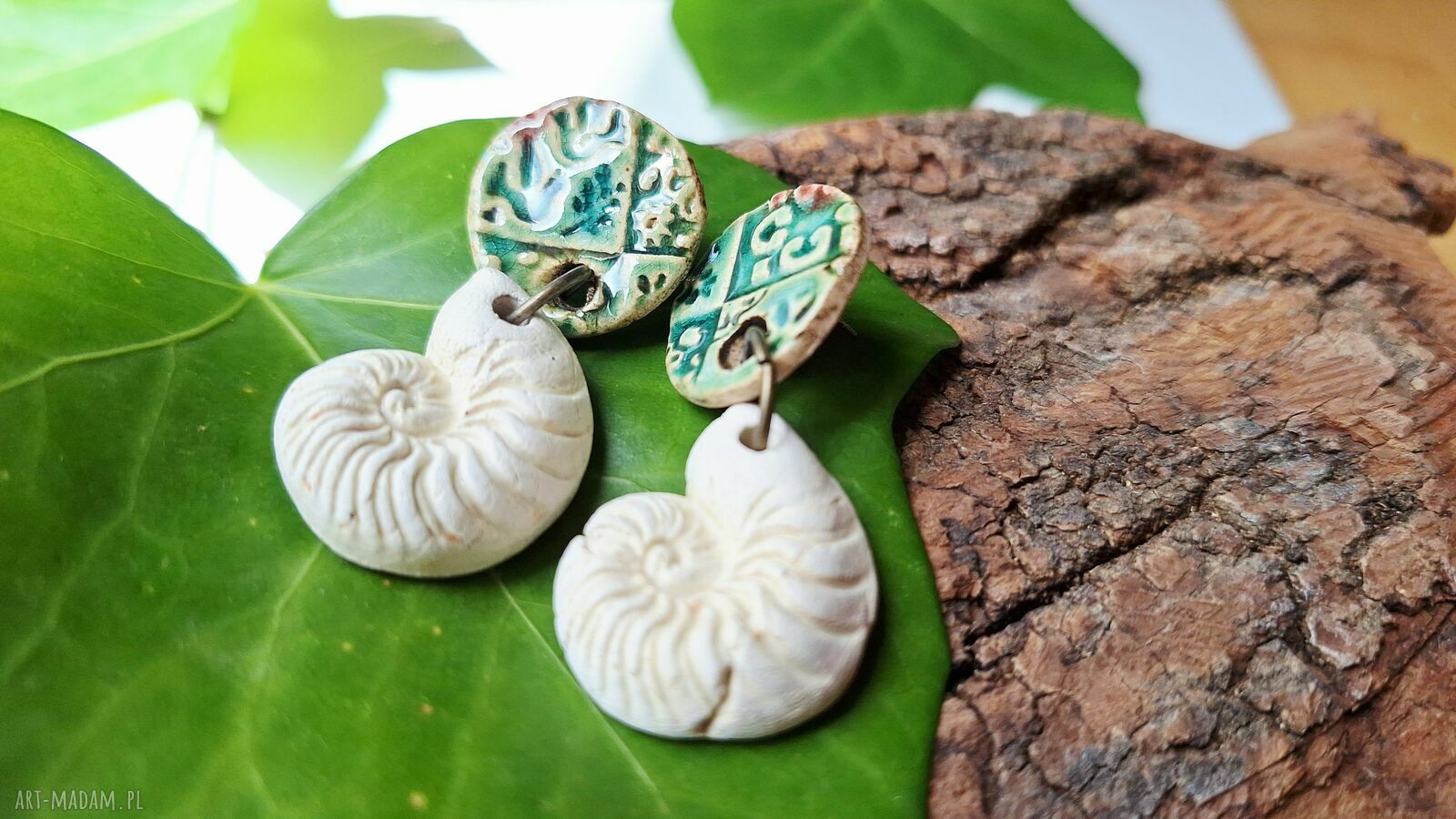 Letnie ceramiczne kolczyki muszle w zielono niebieskim szkliwie sztyfty antyalergiczne