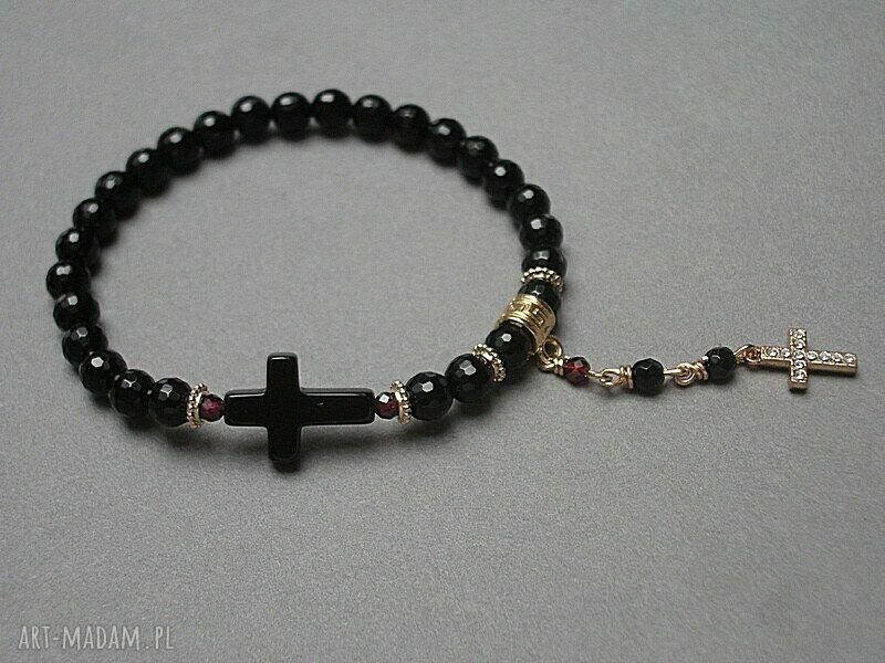 Black Cross bransoletka z onyksu i granatów z zawieszką krzyża