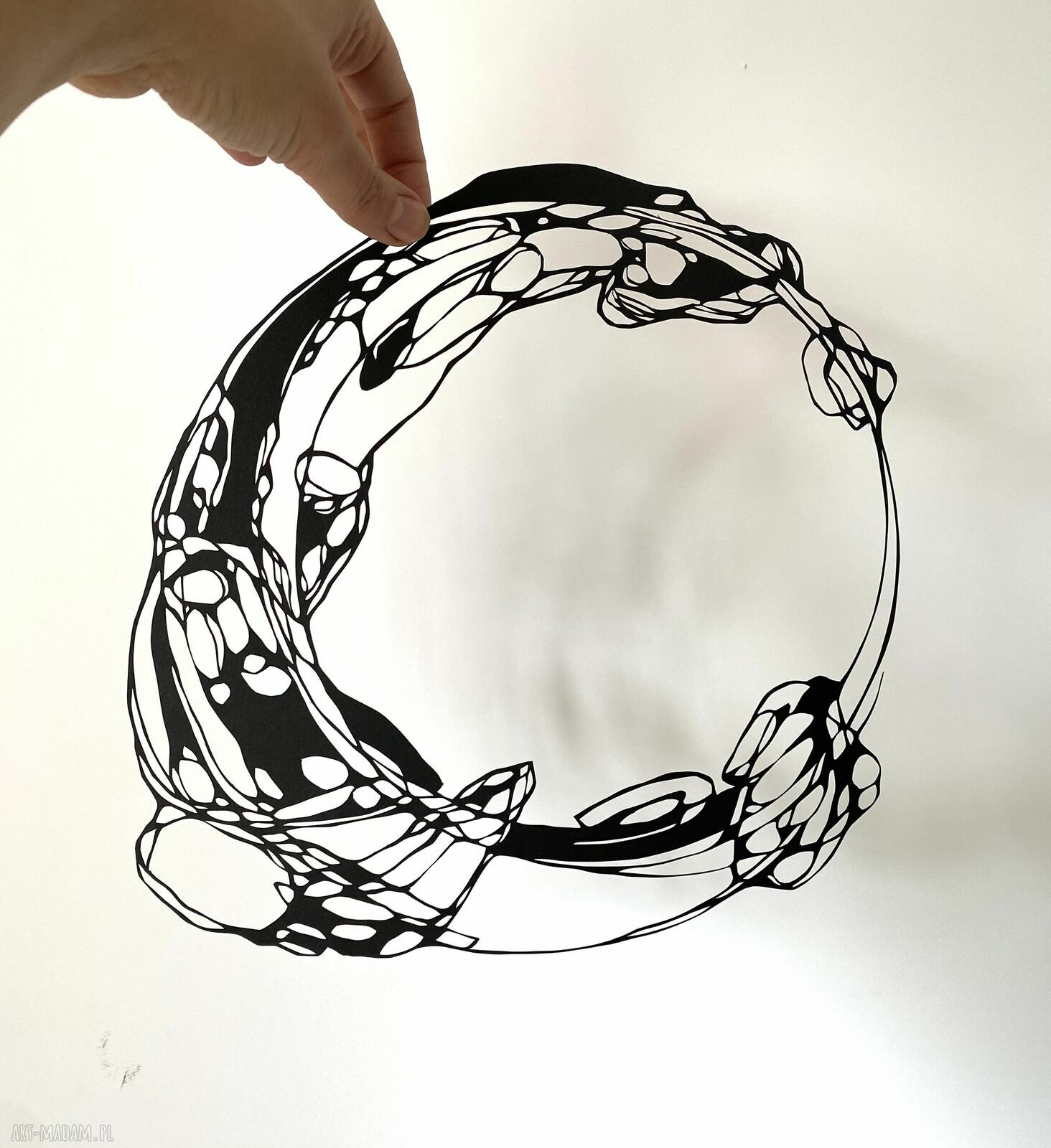 Black Ring 2 - abstrakcyjna wycinanka Enso z czarnego papieru (bez ramy)