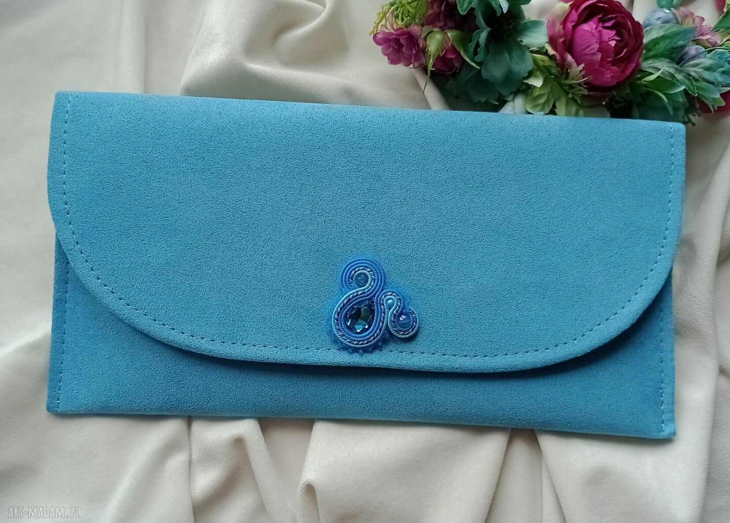 Błękitna kopertówka Baby Blue z haftem soutache - do ręki na nadgarstek