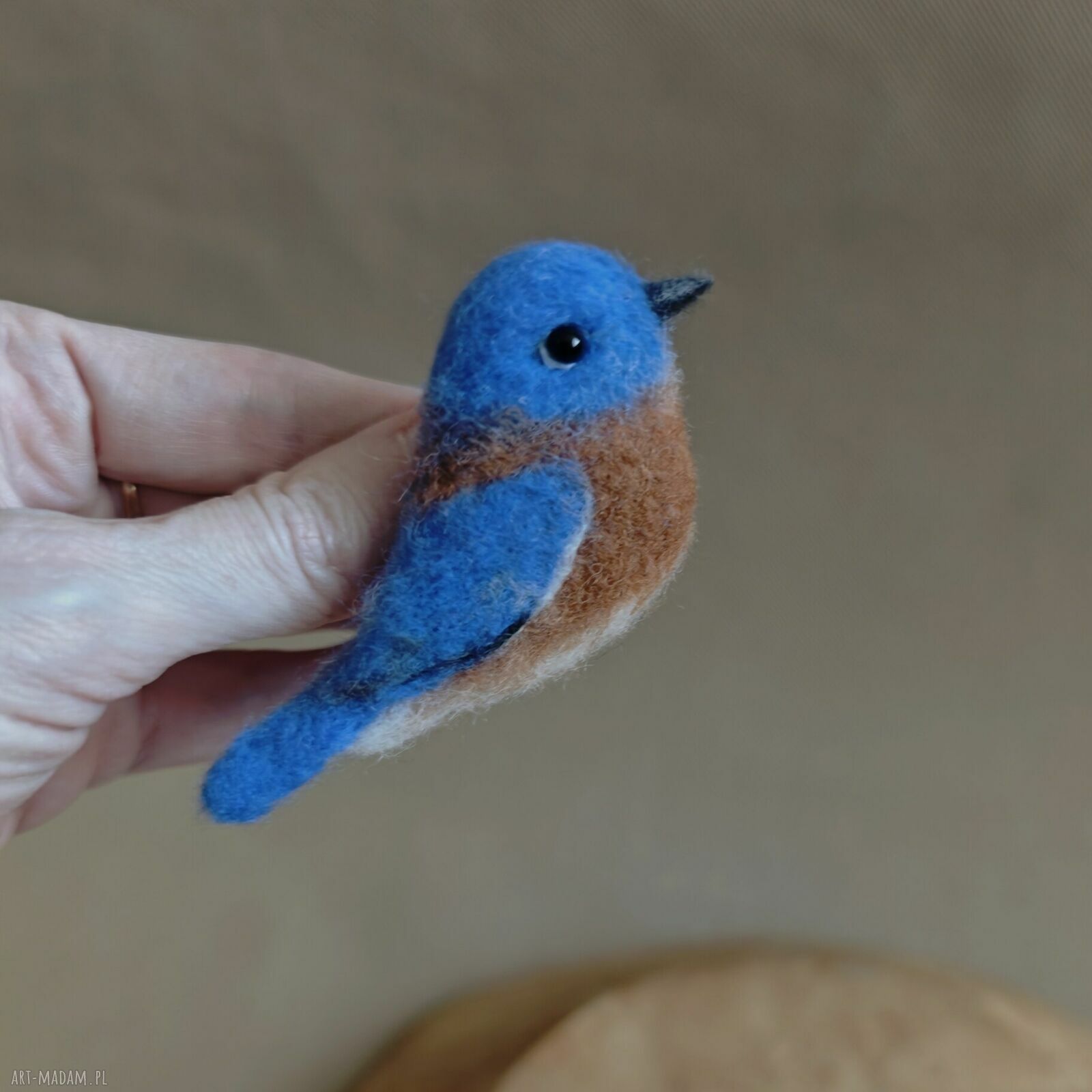 Błękitnik rudogardły - broszka filcowana z owczej wełny (5,5 cm)