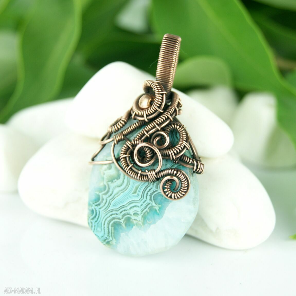Błękitny agat - wisiorek wire wrapping z oksydowanej miedzi