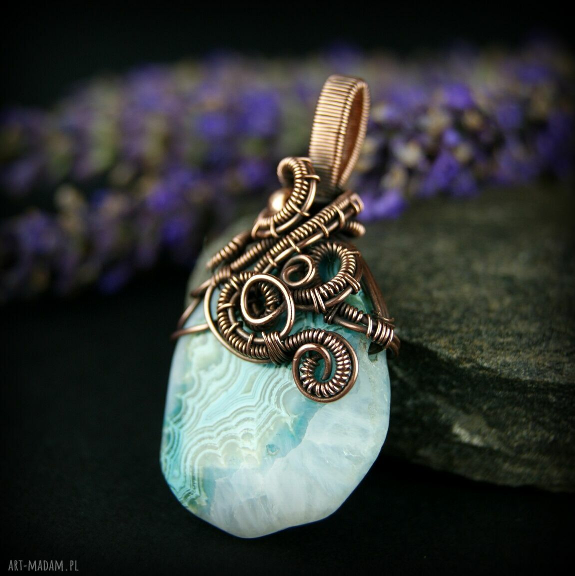 Błękitny agat - wisiorek wire wrapping z oksydowanej miedzi