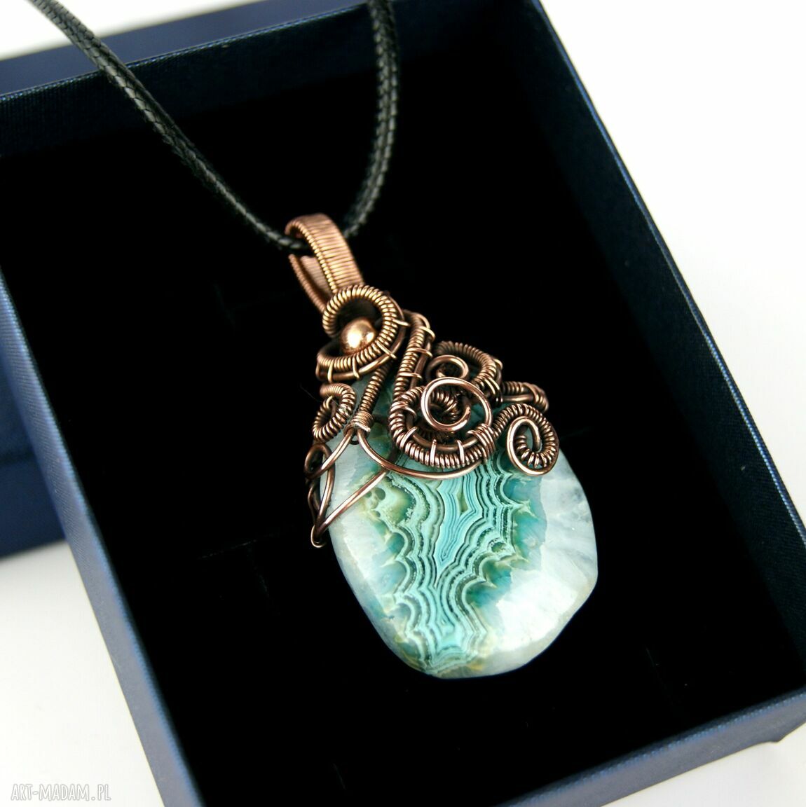 Błękitny agat - wisiorek wire wrapping z oksydowanej miedzi